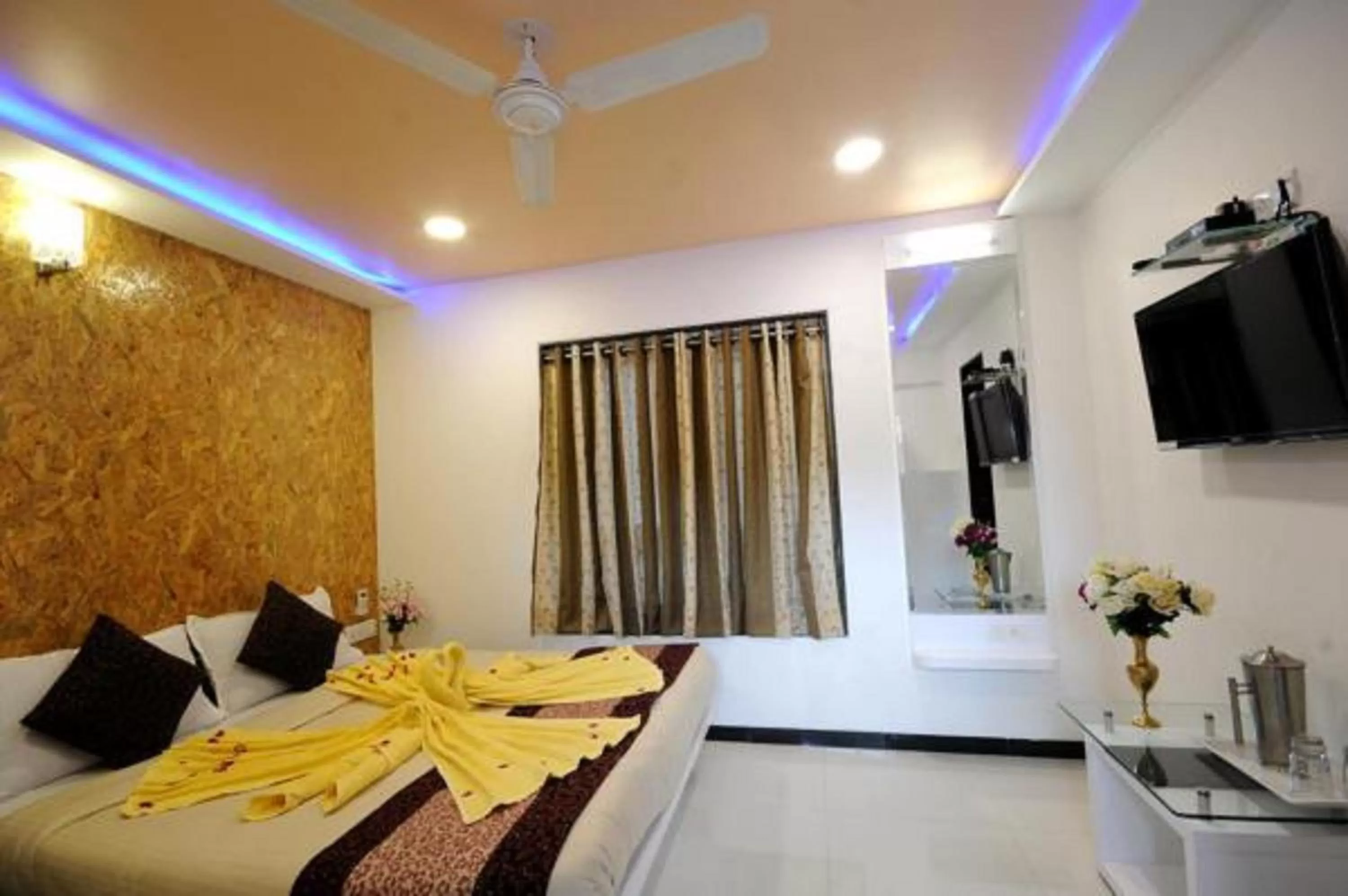 TV and multimedia in Hotel Vyankatesh & Pure Veg Restaurant