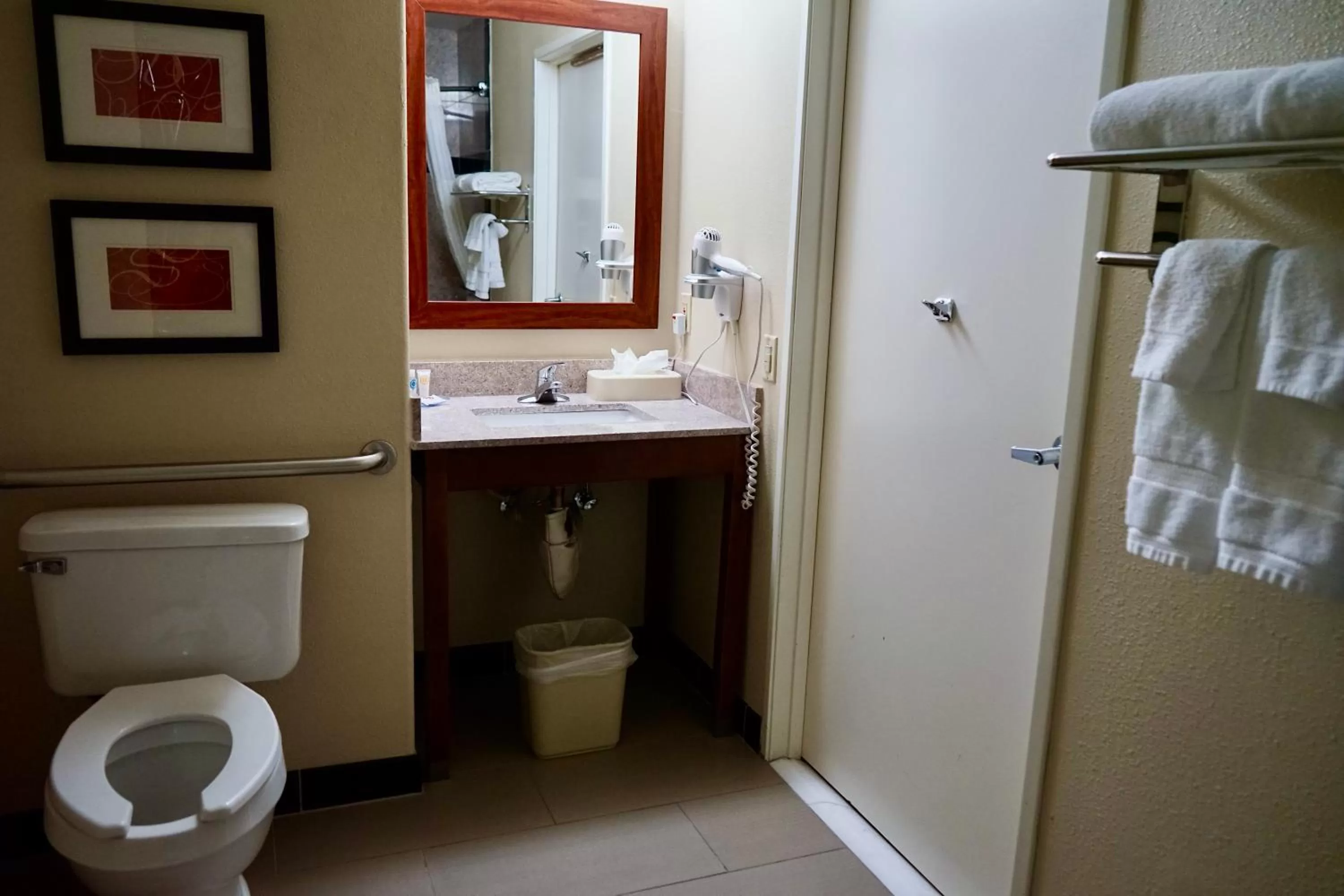 Bathroom in Comfort Suites Victorville-Hesperia