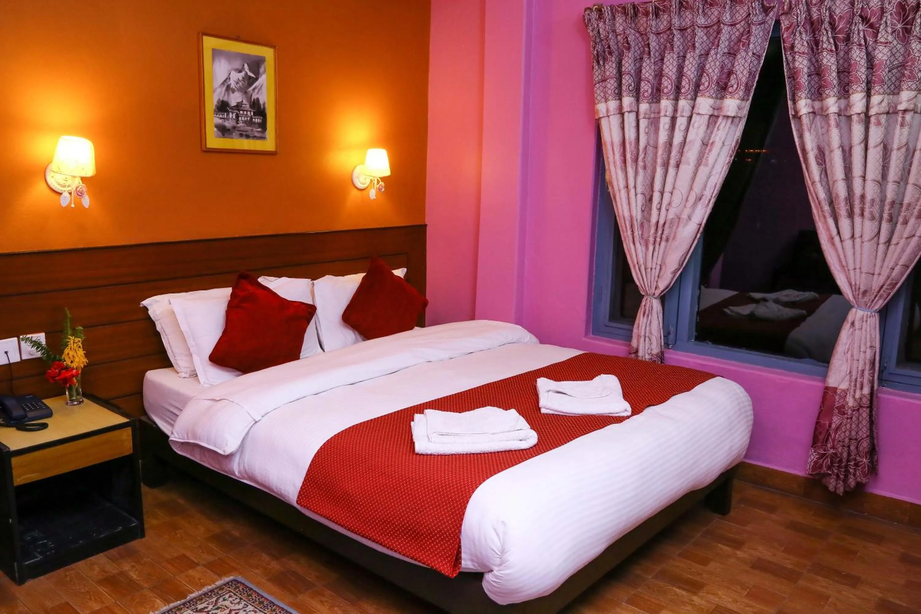 Decorative detail, Bed in Hotel Silver Oaks Inn