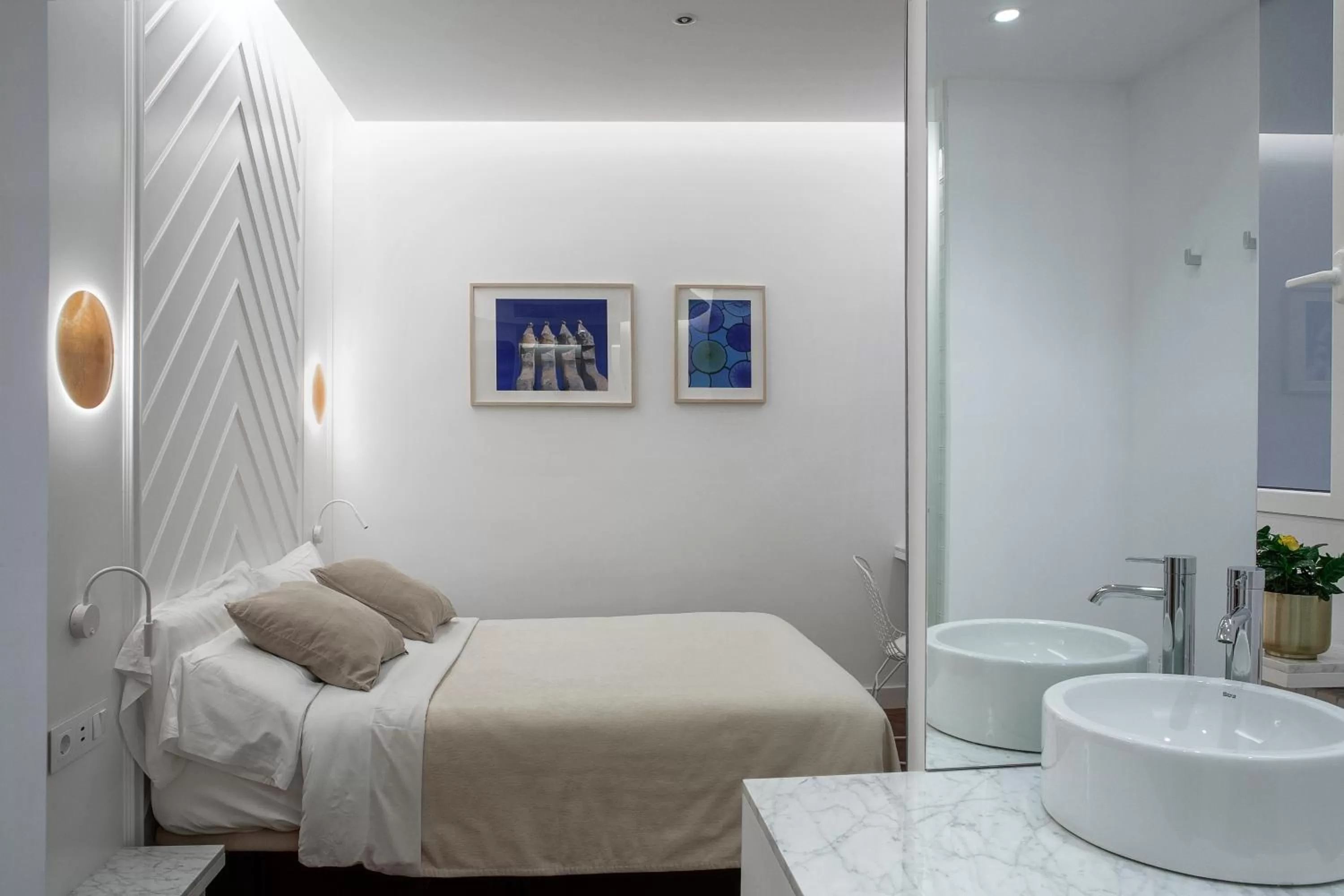 View (from property/room), Bed in Gaudi Hotel