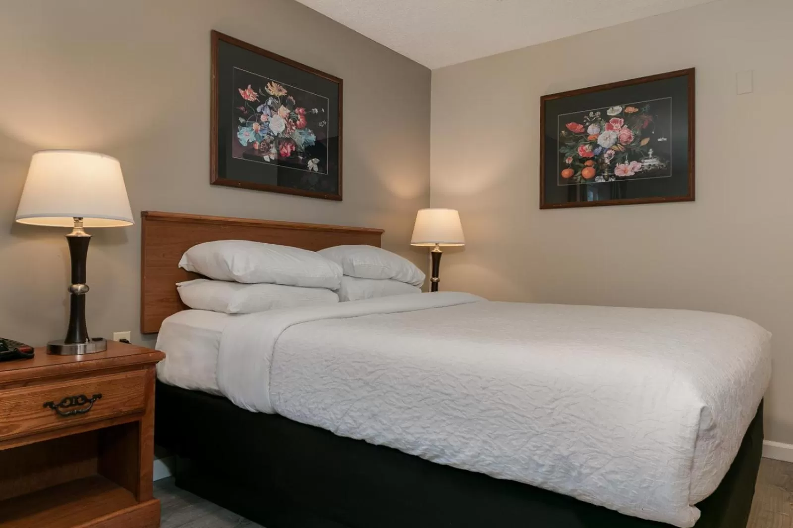 Photo of the whole room, Bed in Courtesy Inn Downtown Eugene