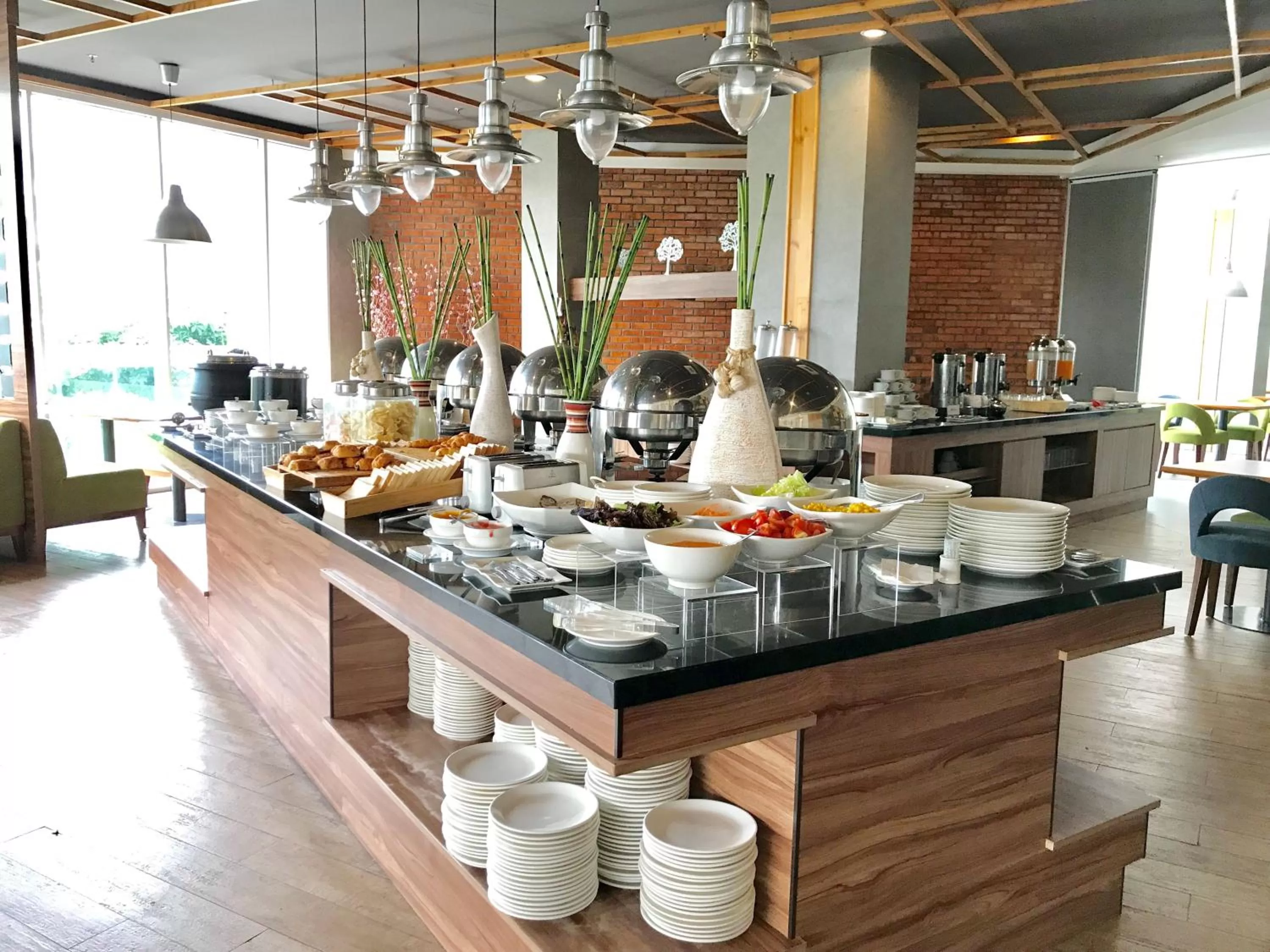 Restaurant/places to eat in Ayaka Suites