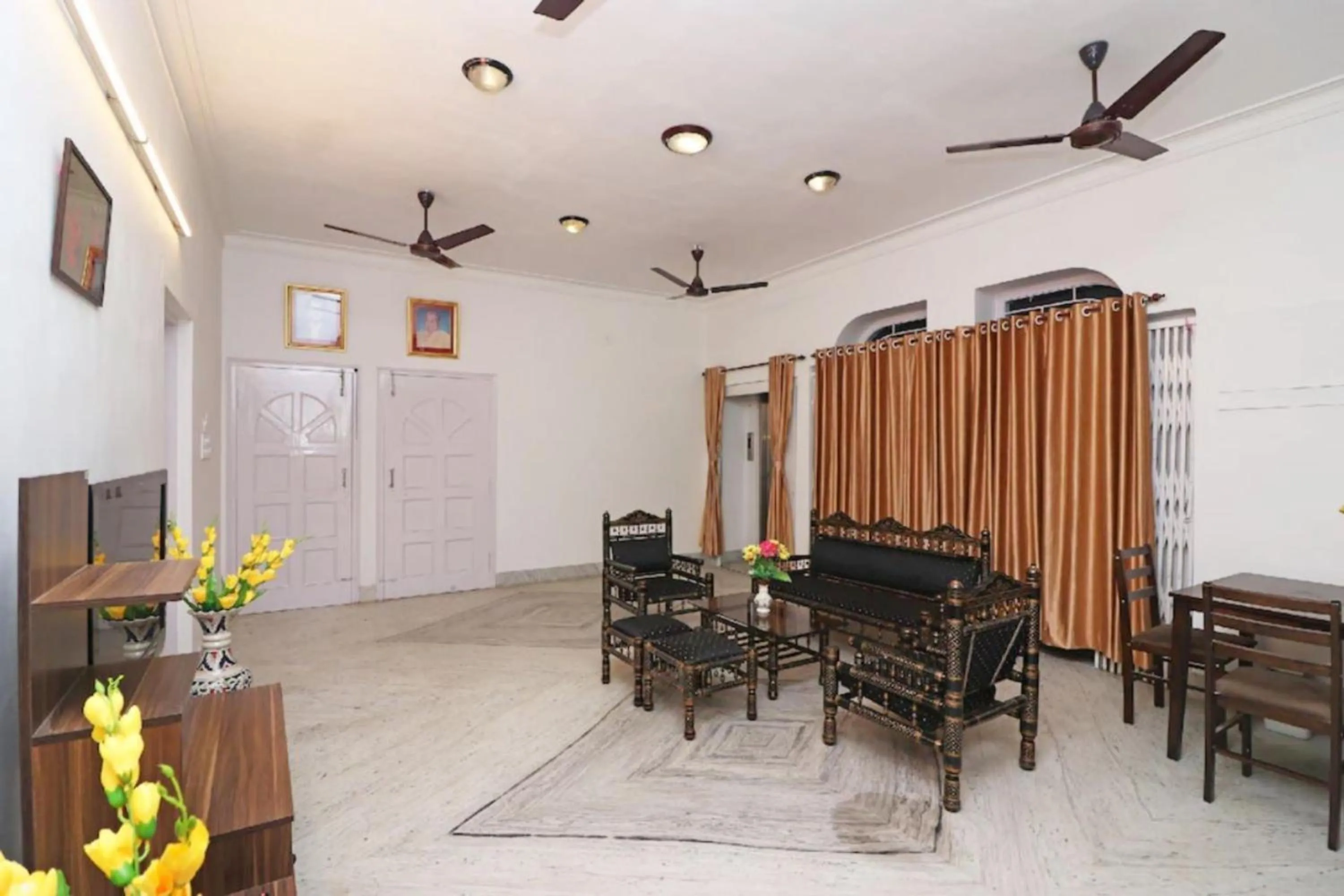 TV and multimedia, Dining Area in Goroomgo Hotel Manurama Ruby Kolkata