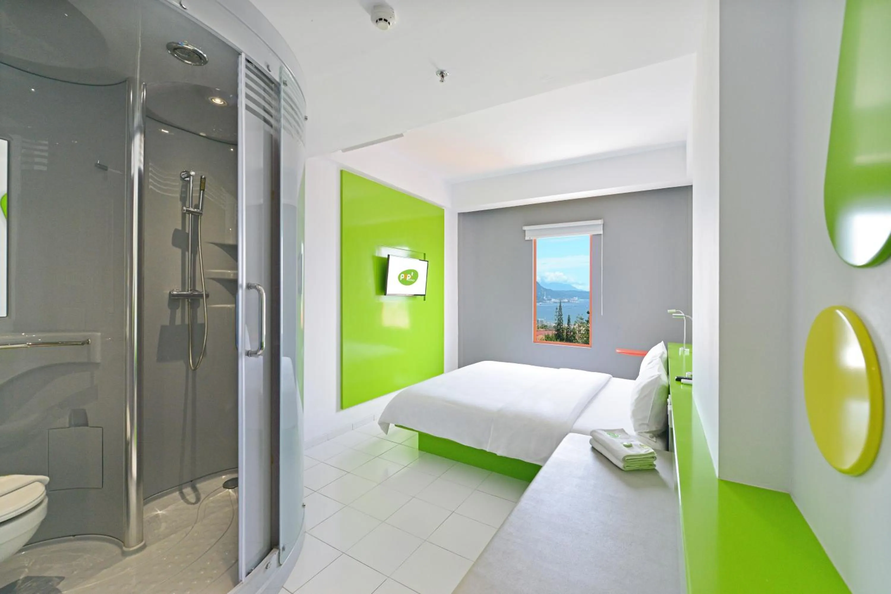 Toilet, Bed in POP! Hotel Tanjung Karang