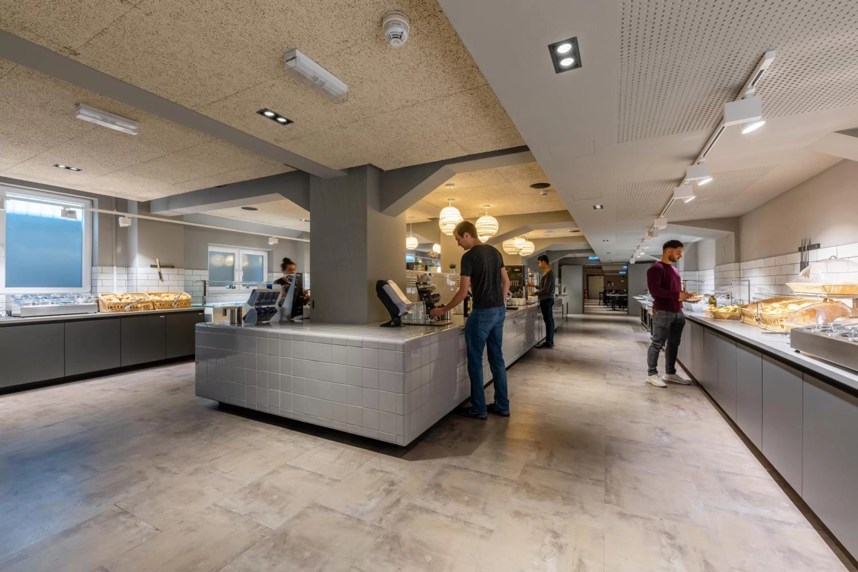 Restaurant/places to eat in a&o Hamburg City