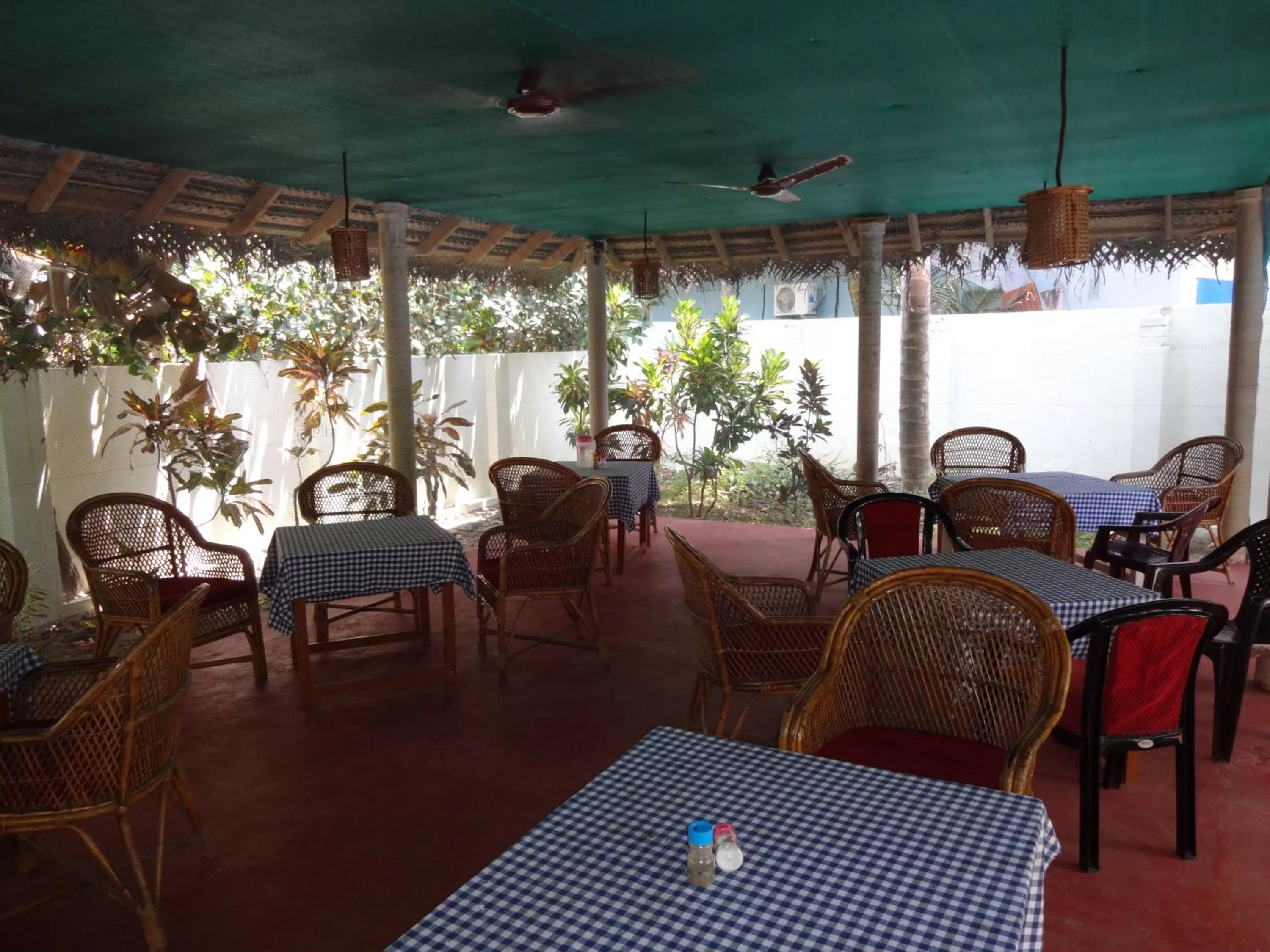 Restaurant/places to eat in Hotel Thushara