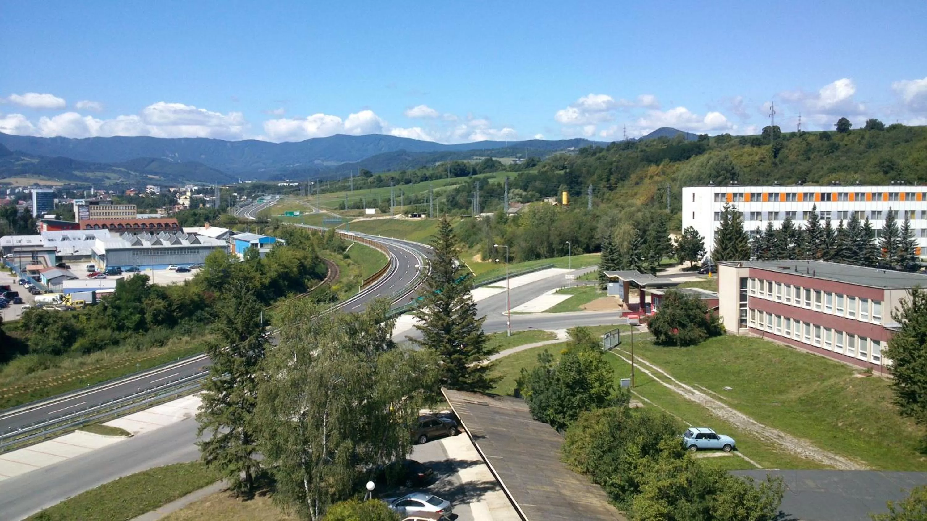 Facade/entrance in City Hotel B&B, reception 24 7, 800m od-from R1, free parking