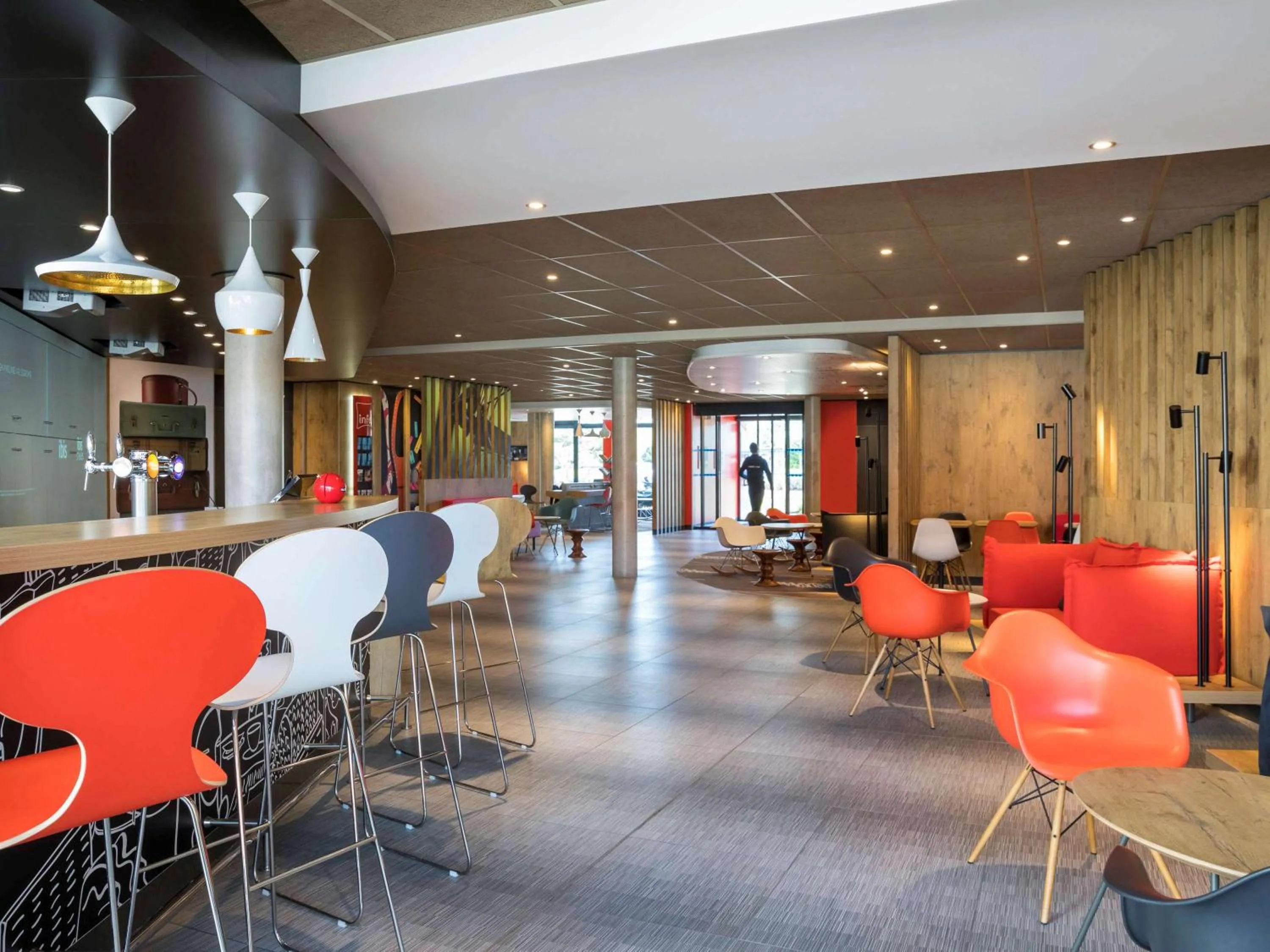 Lounge or bar in ibis Saint Quentin en Yvelines - Vélodrome