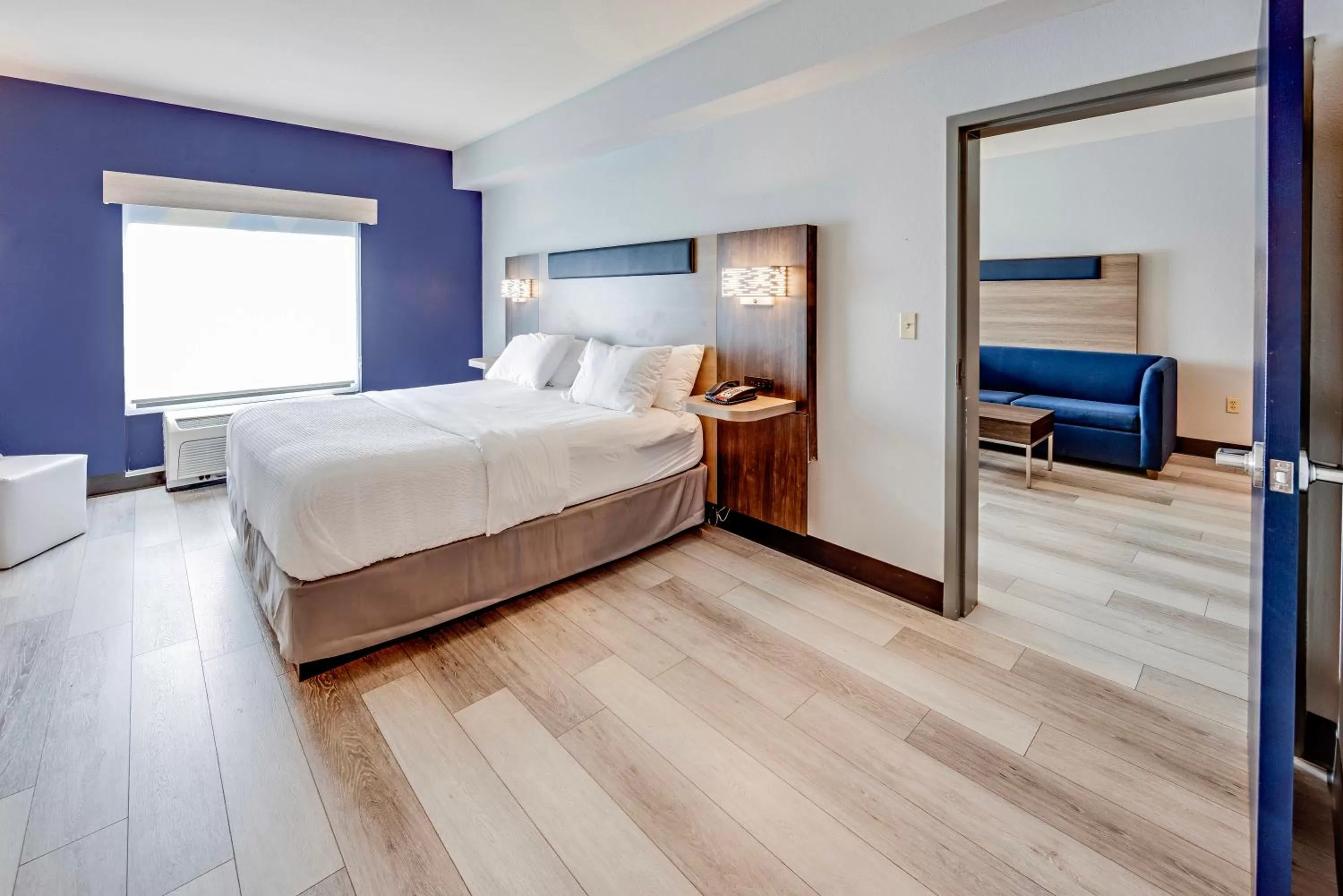 Bed in Holiday Inn Express Hotel & Suites Ohio State University- OSU Medical Center by IHG