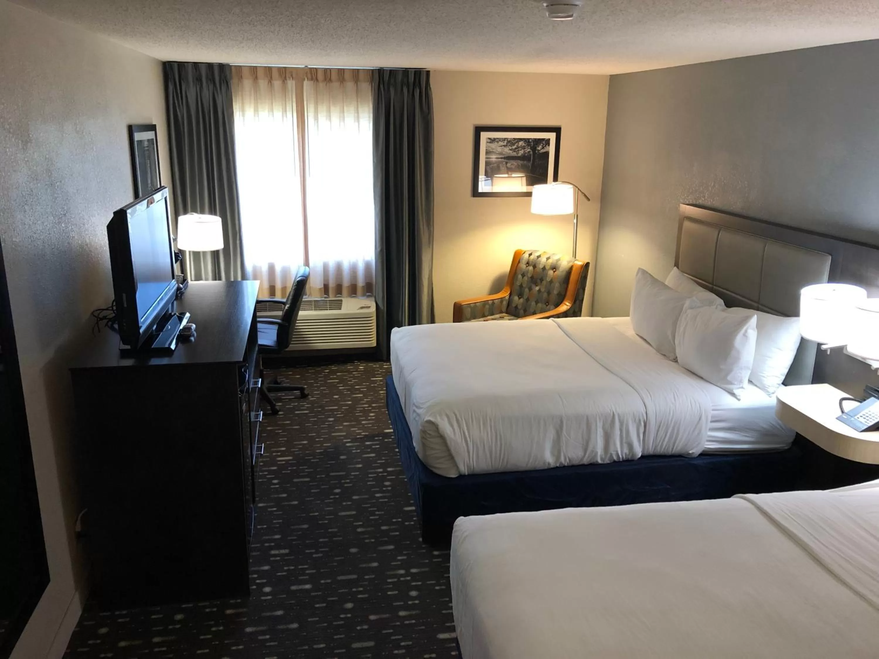 Bed in Country Inn & Suites by Radisson, Auburn, IN