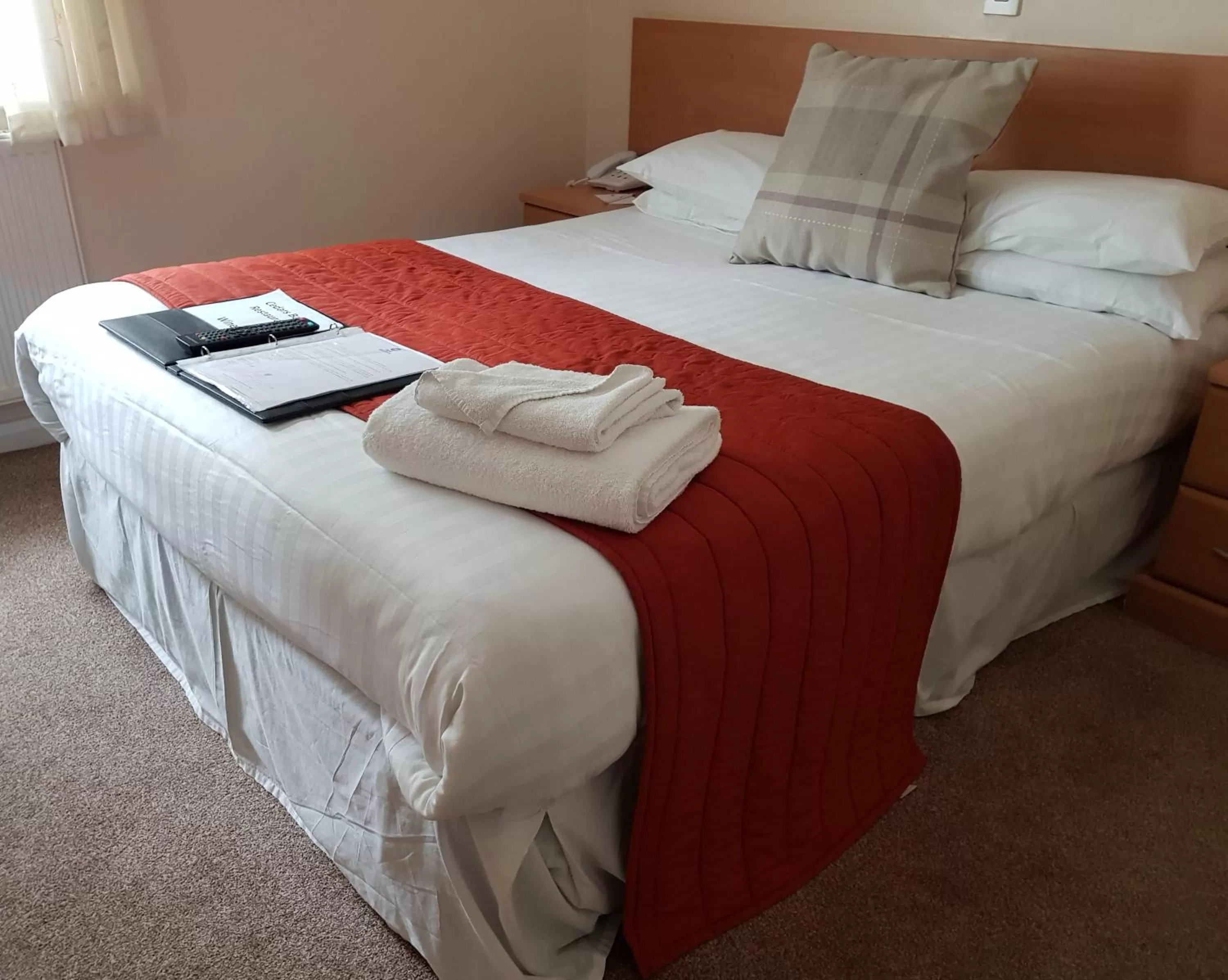 Bedroom, Bed in The Cedars Hotel