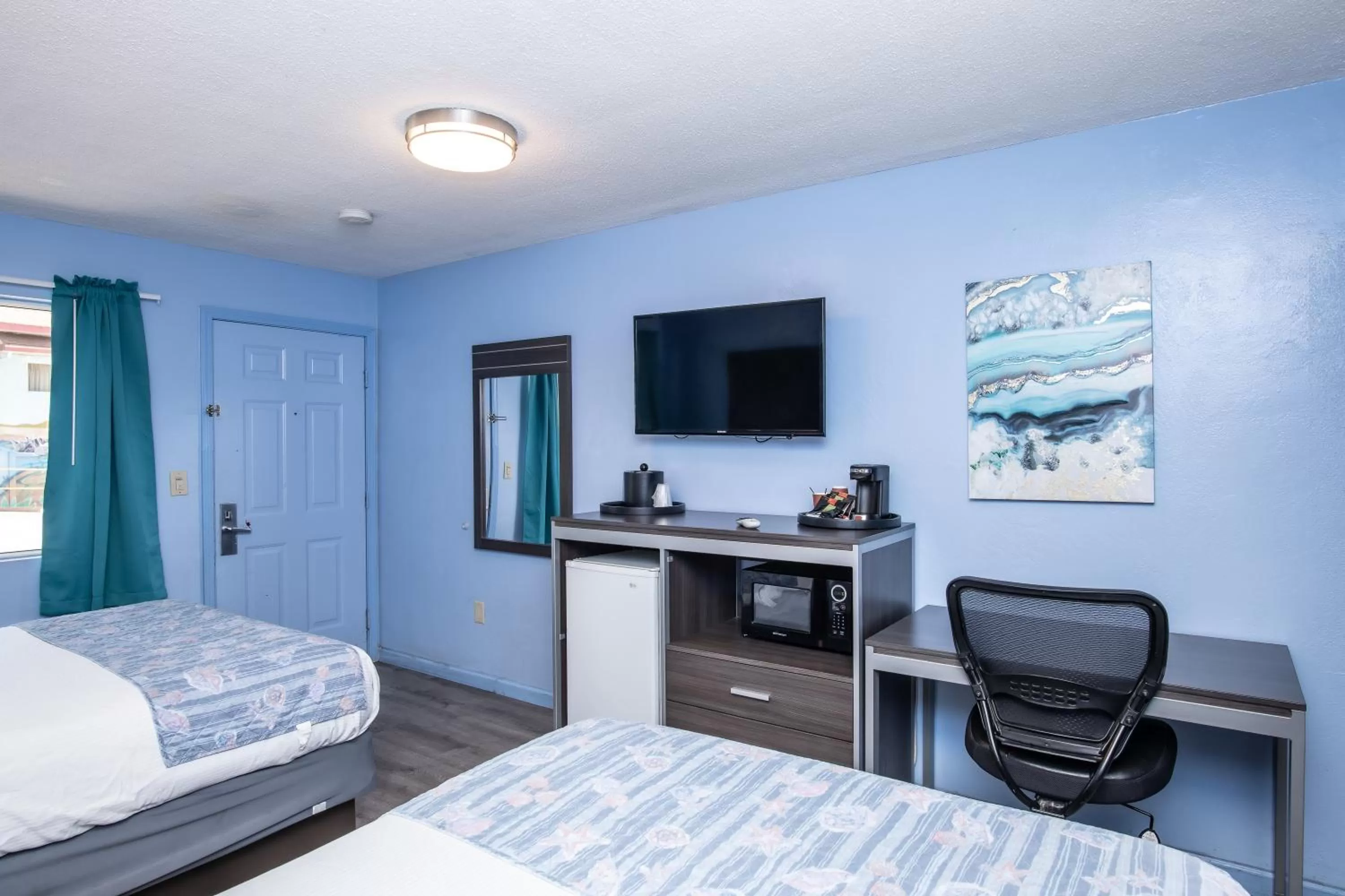 Bed in Aqua Breeze Inn