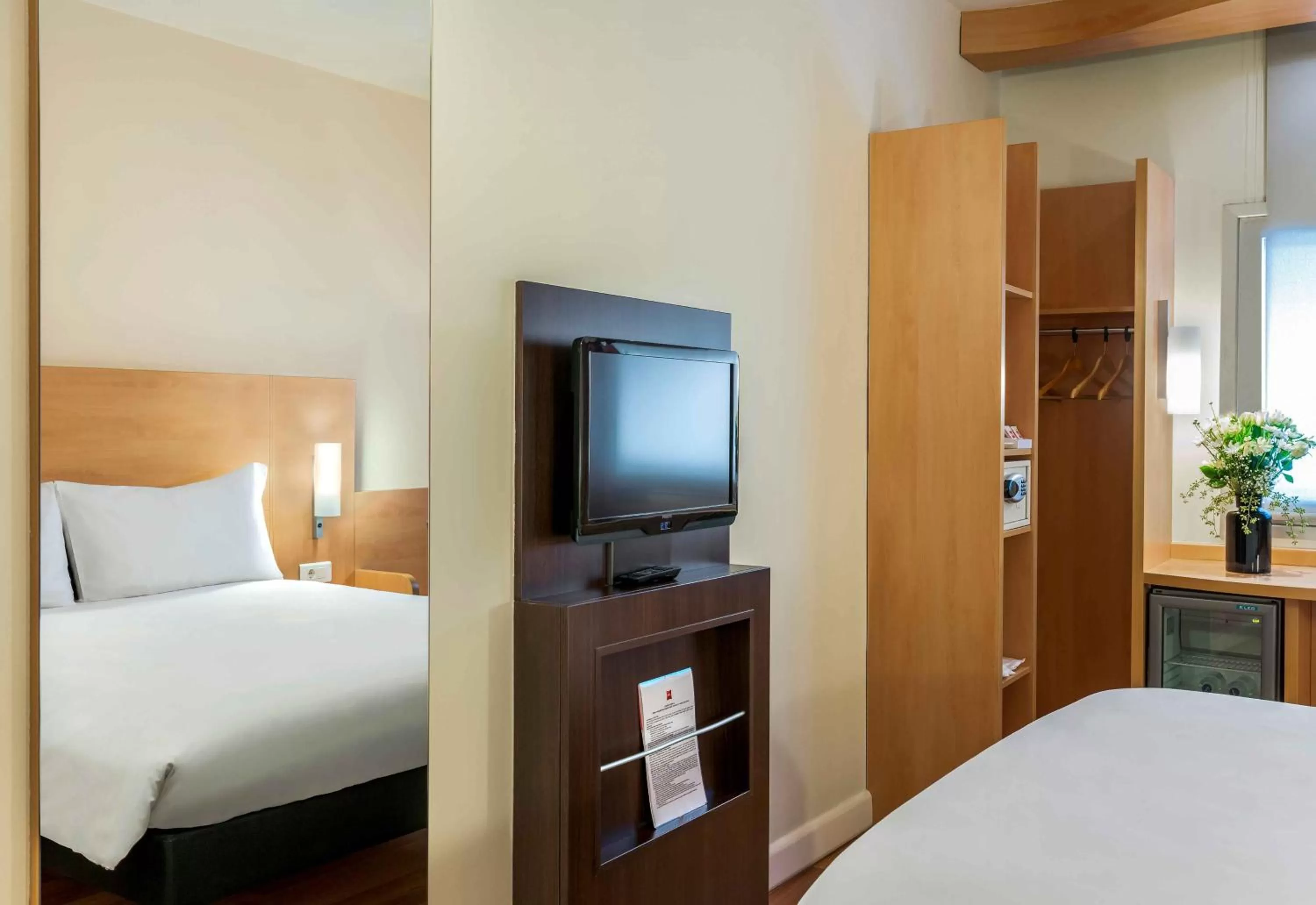 TV and multimedia, Bed in Ibis Izmir Alsancak