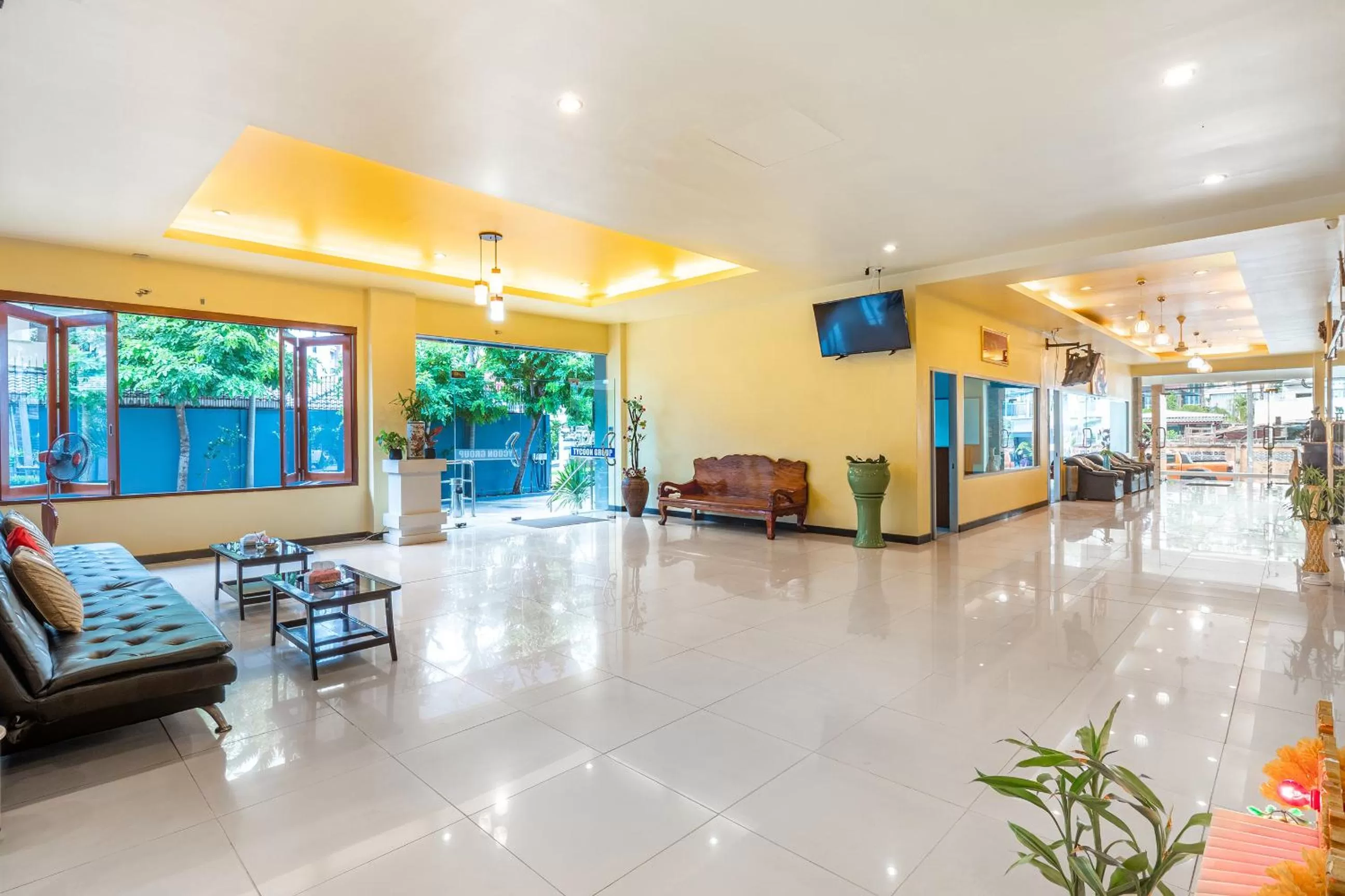 Communal lounge/ TV room in Tycoon place garden