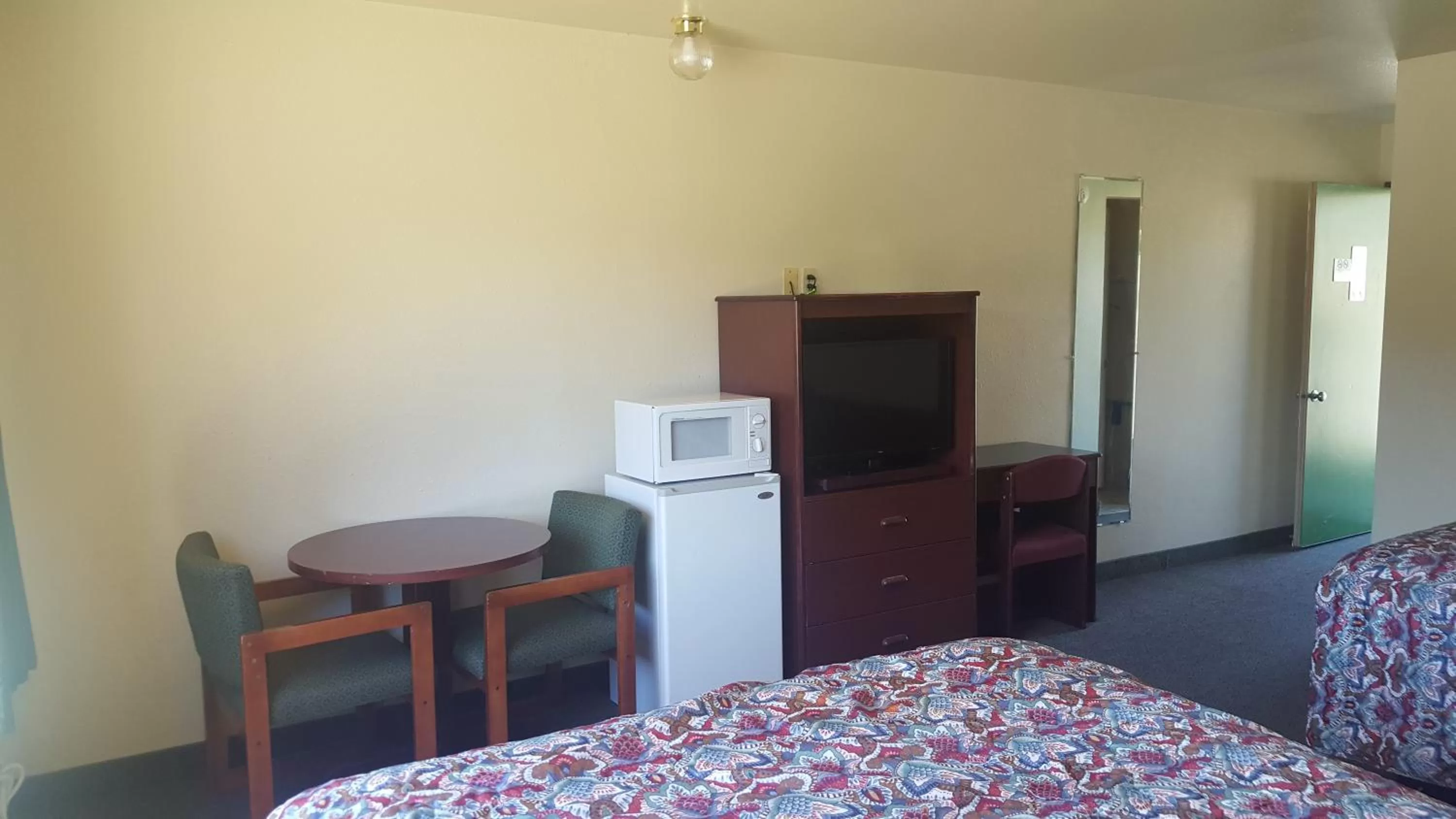 TV and multimedia, Bed in Safari Inn Motel