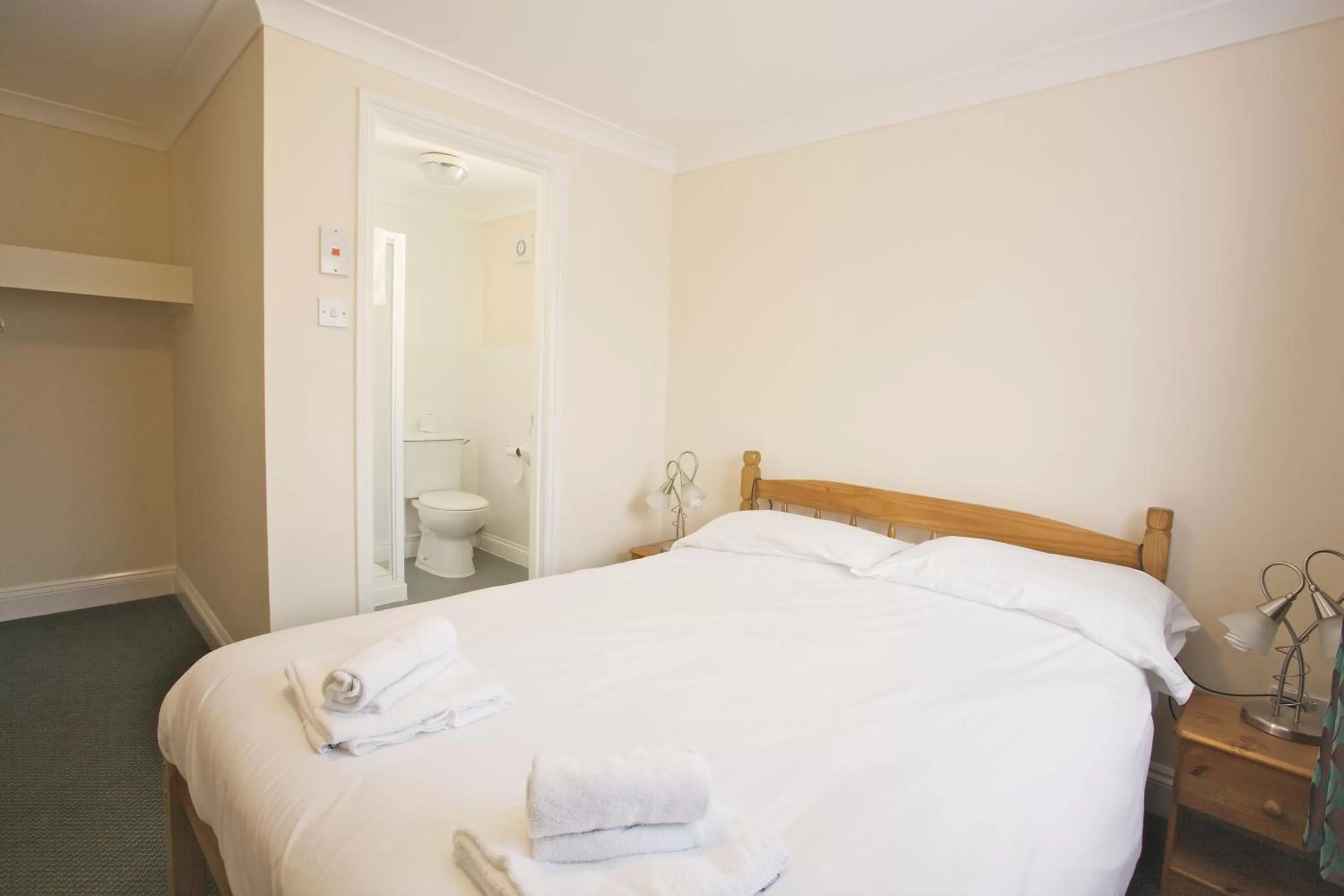 Bedroom, Bed in All Seasons Lodge Hotel