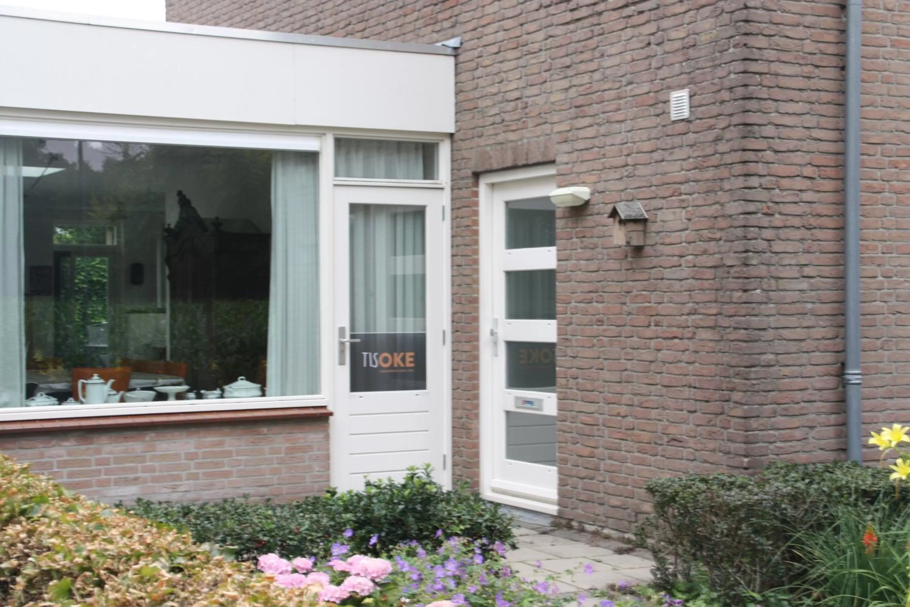 Facade/entrance in tisOKE