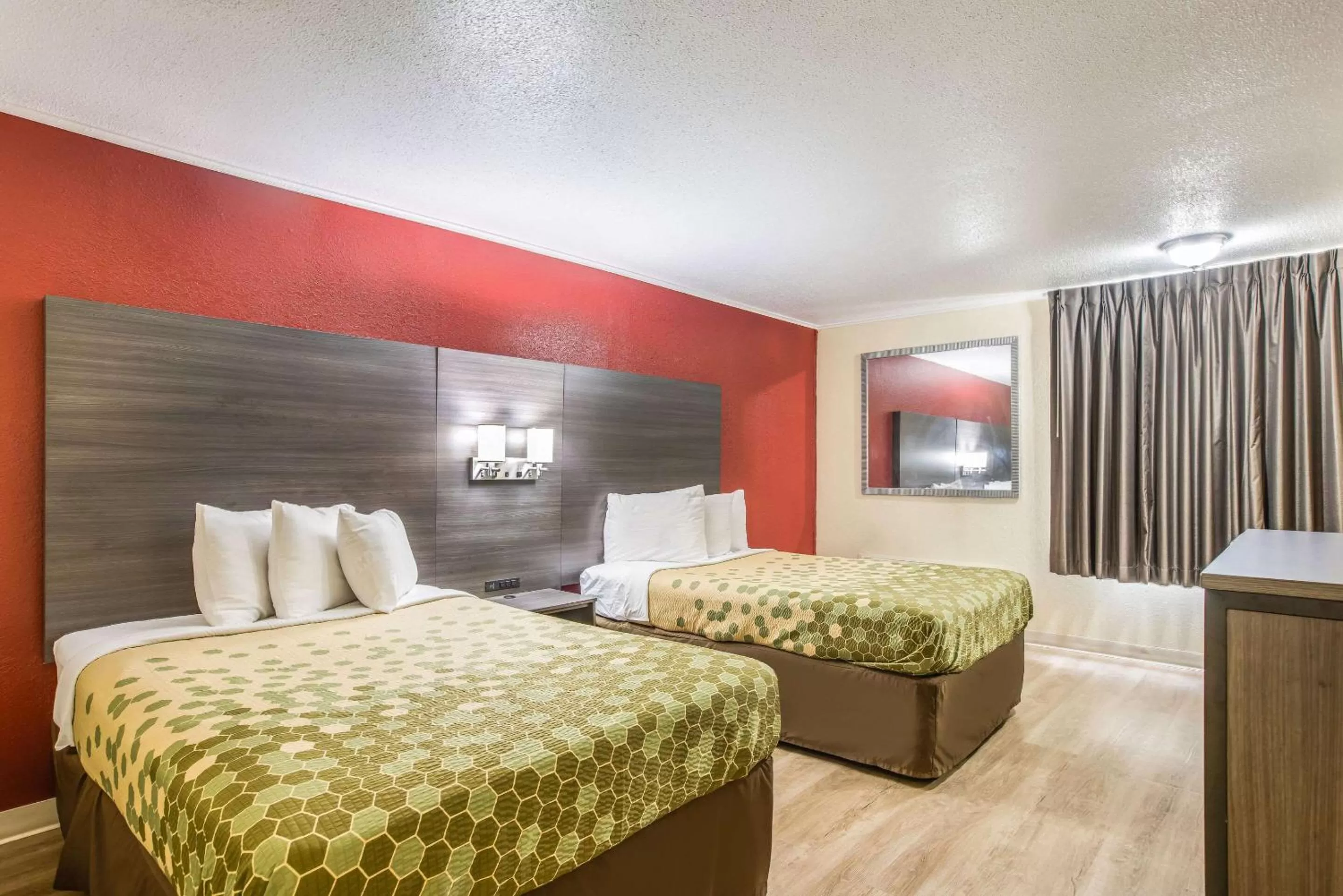 Photo of the whole room, Bed in Econo Lodge Garden City - Savannah