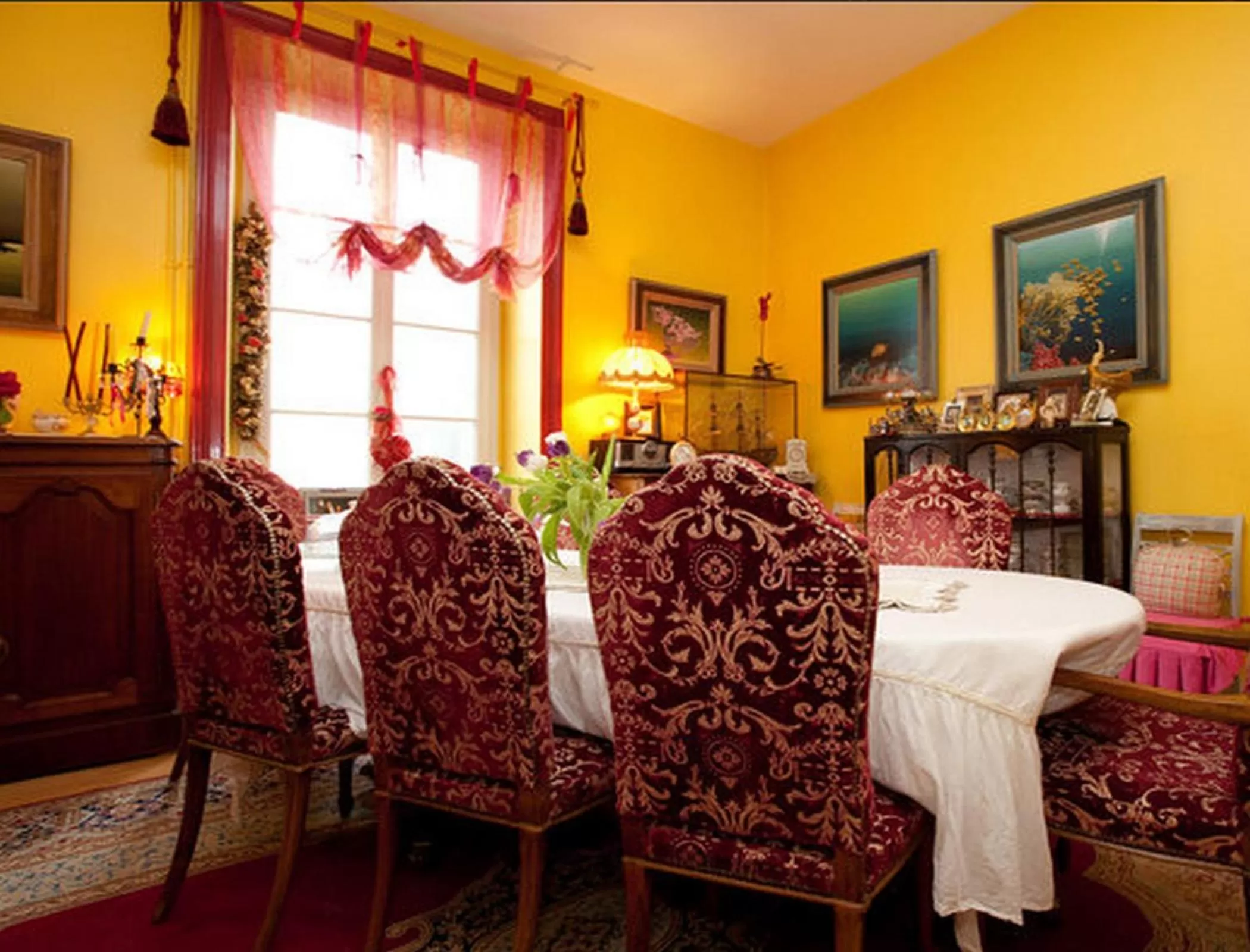 Dining area in La Demeure aux Hortensias