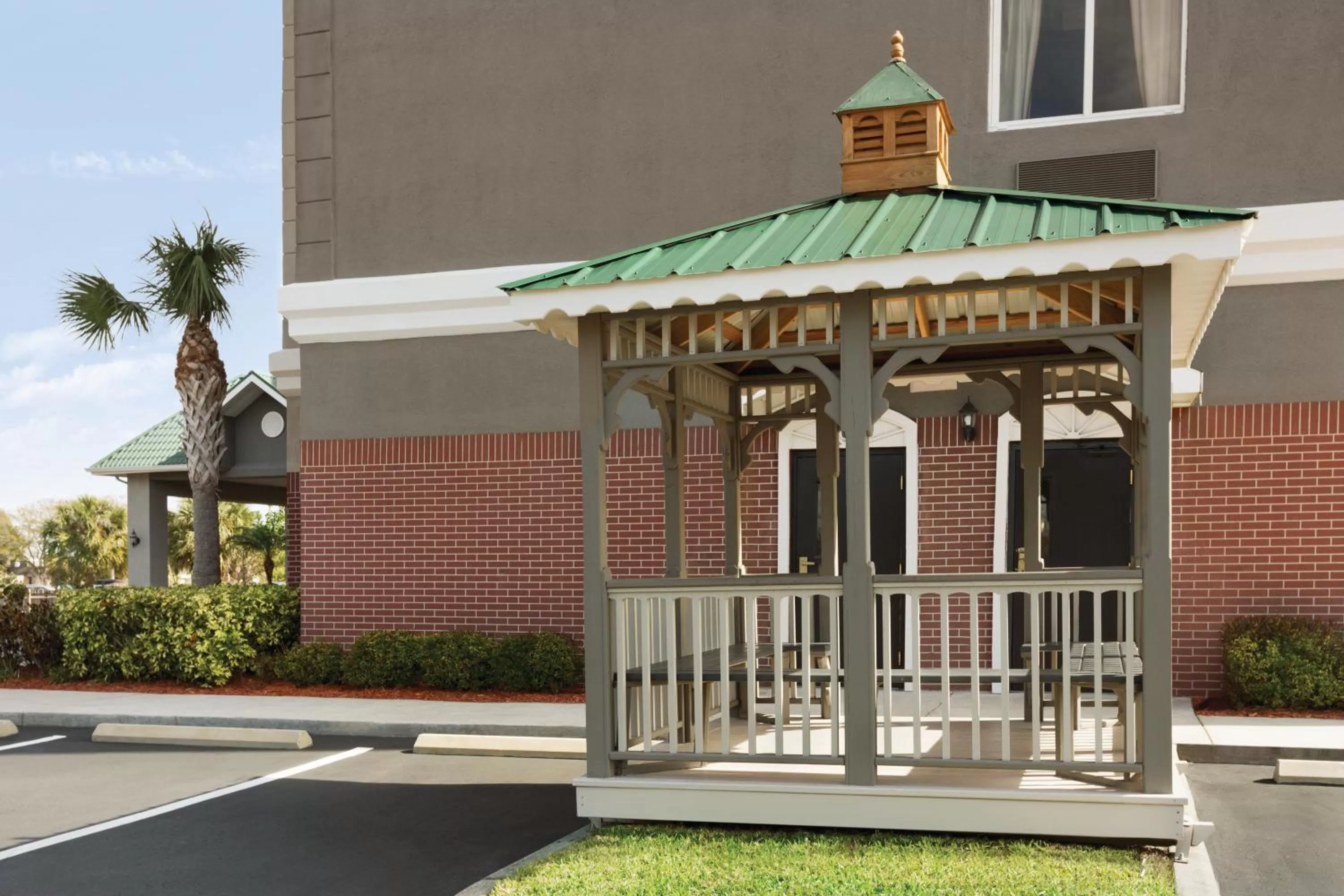 Patio in Country Inn & Suites by Radisson, St Petersburg - Clearwater, FL