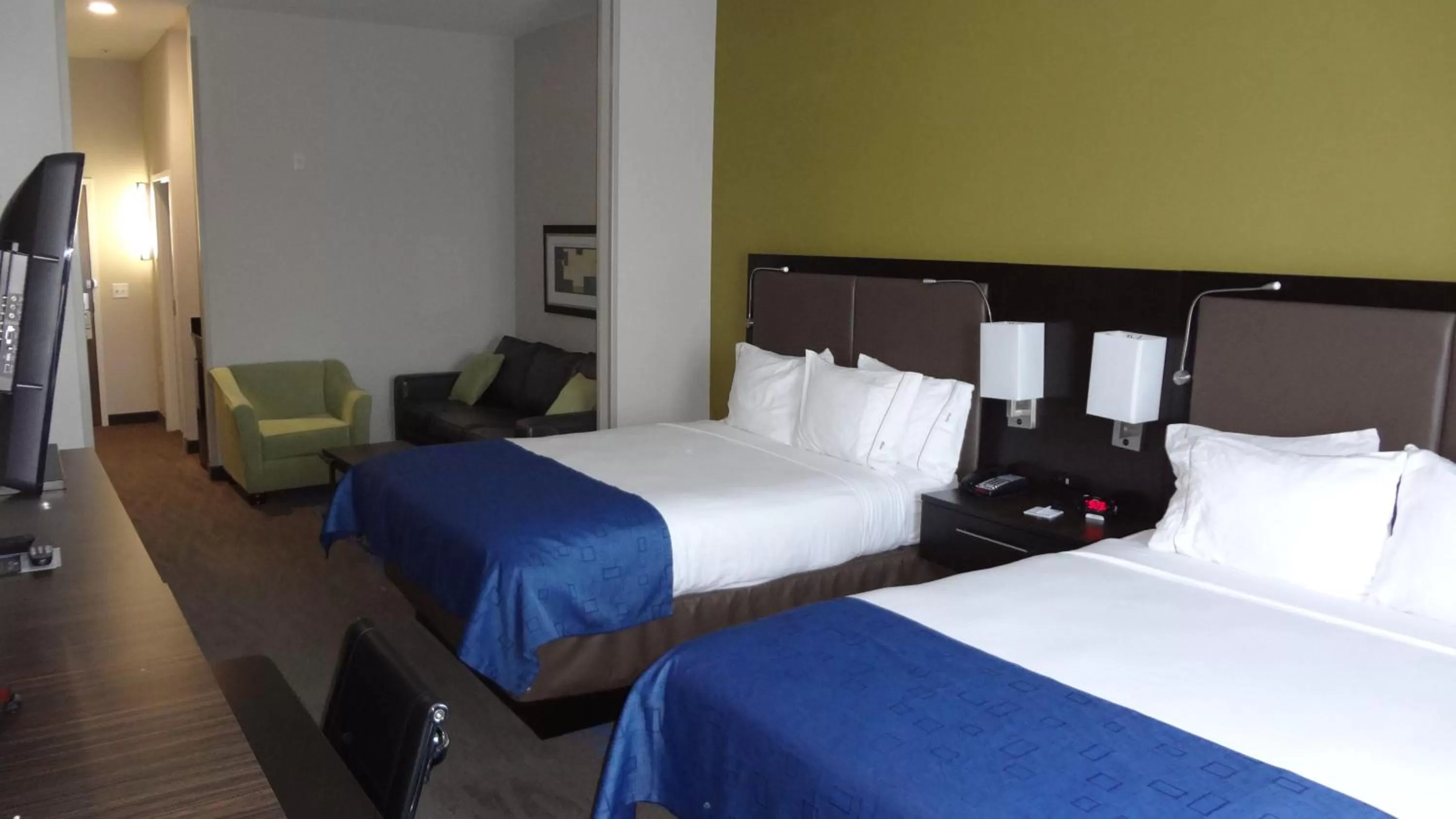 Photo of the whole room, Bed in Holiday Inn Express El Reno by IHG