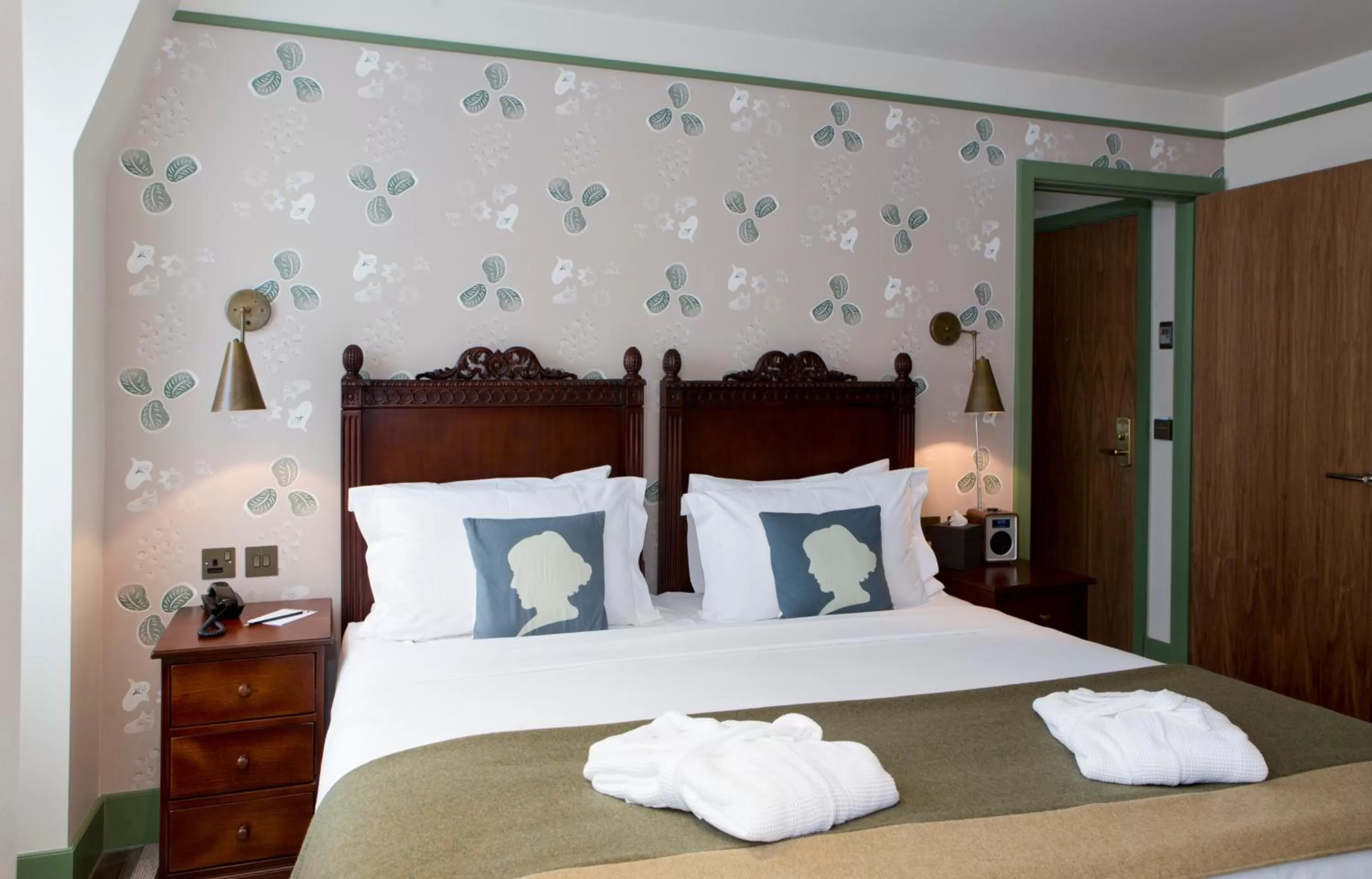 Bedroom, Bed in Morton Hotel