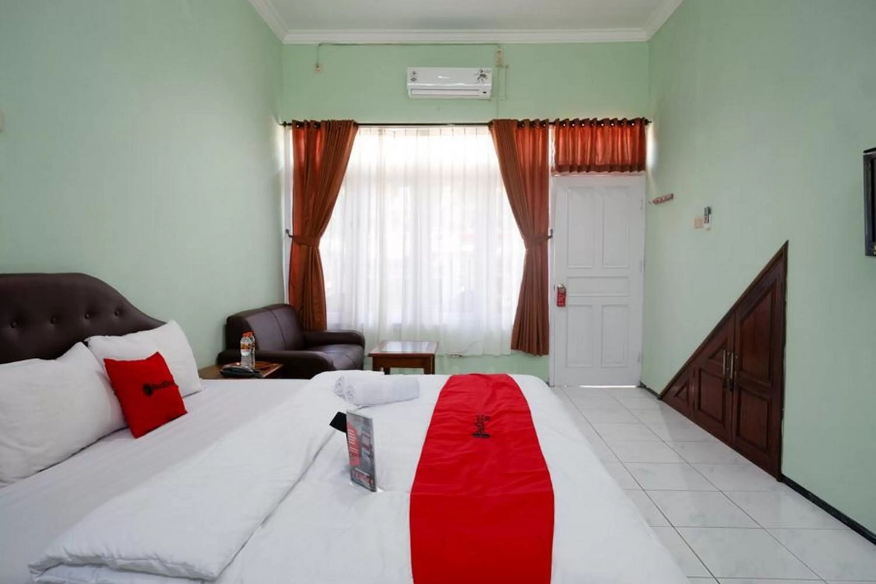 Bedroom, Bed in RedDoorz Plus near Stadion Wijaya Kusuma