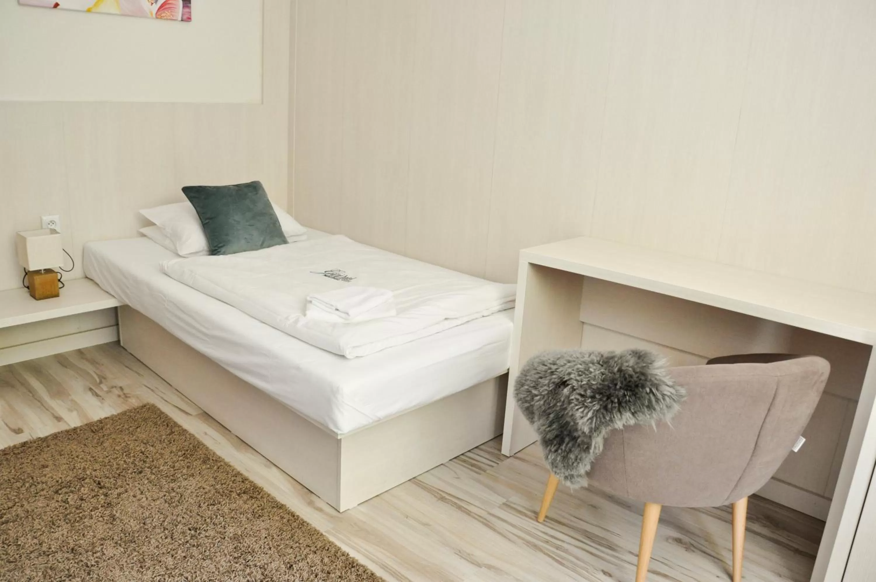 Photo of the whole room, Bed in Hotel Garni