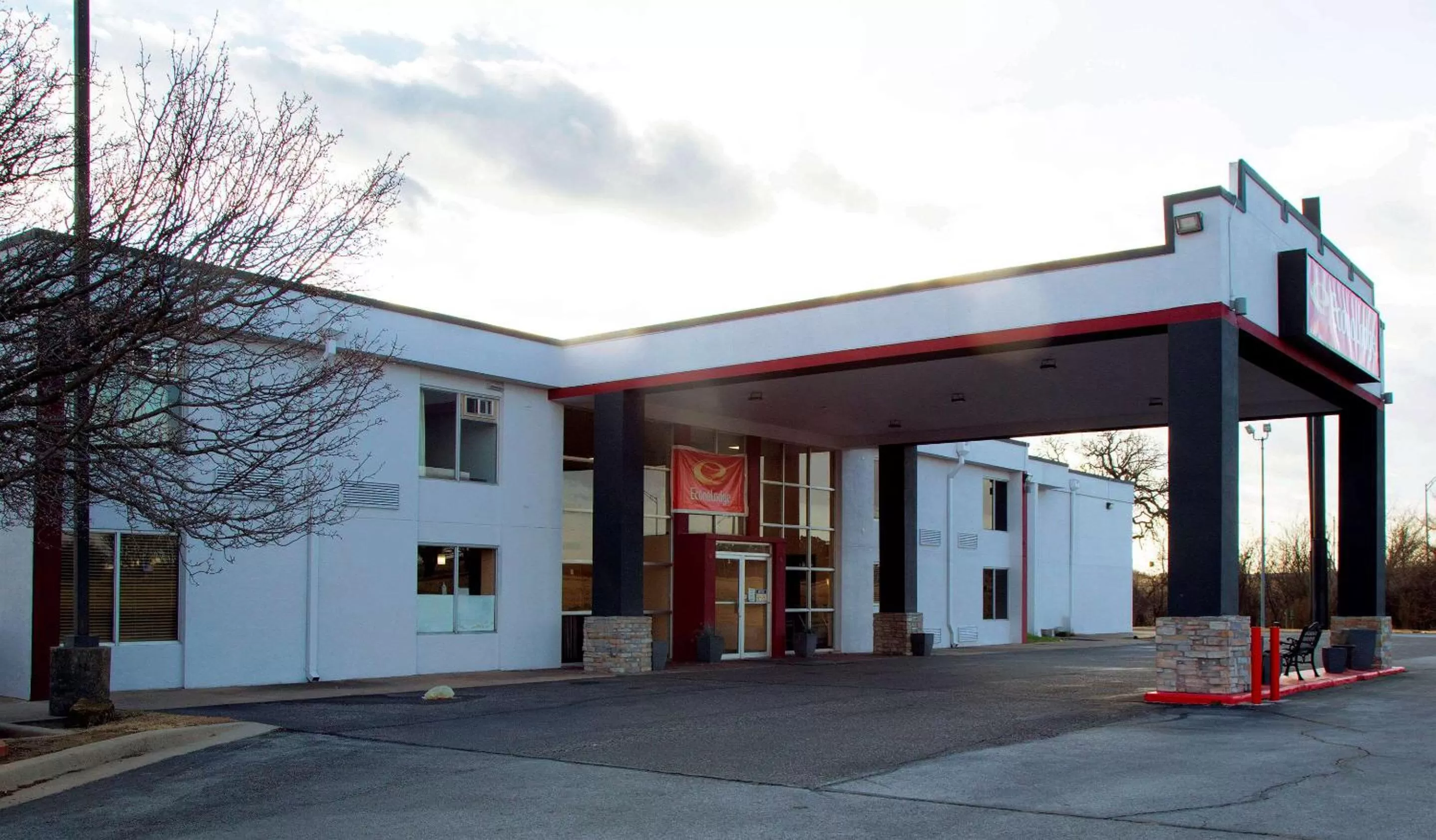 Property building in Econo Lodge Ardmore