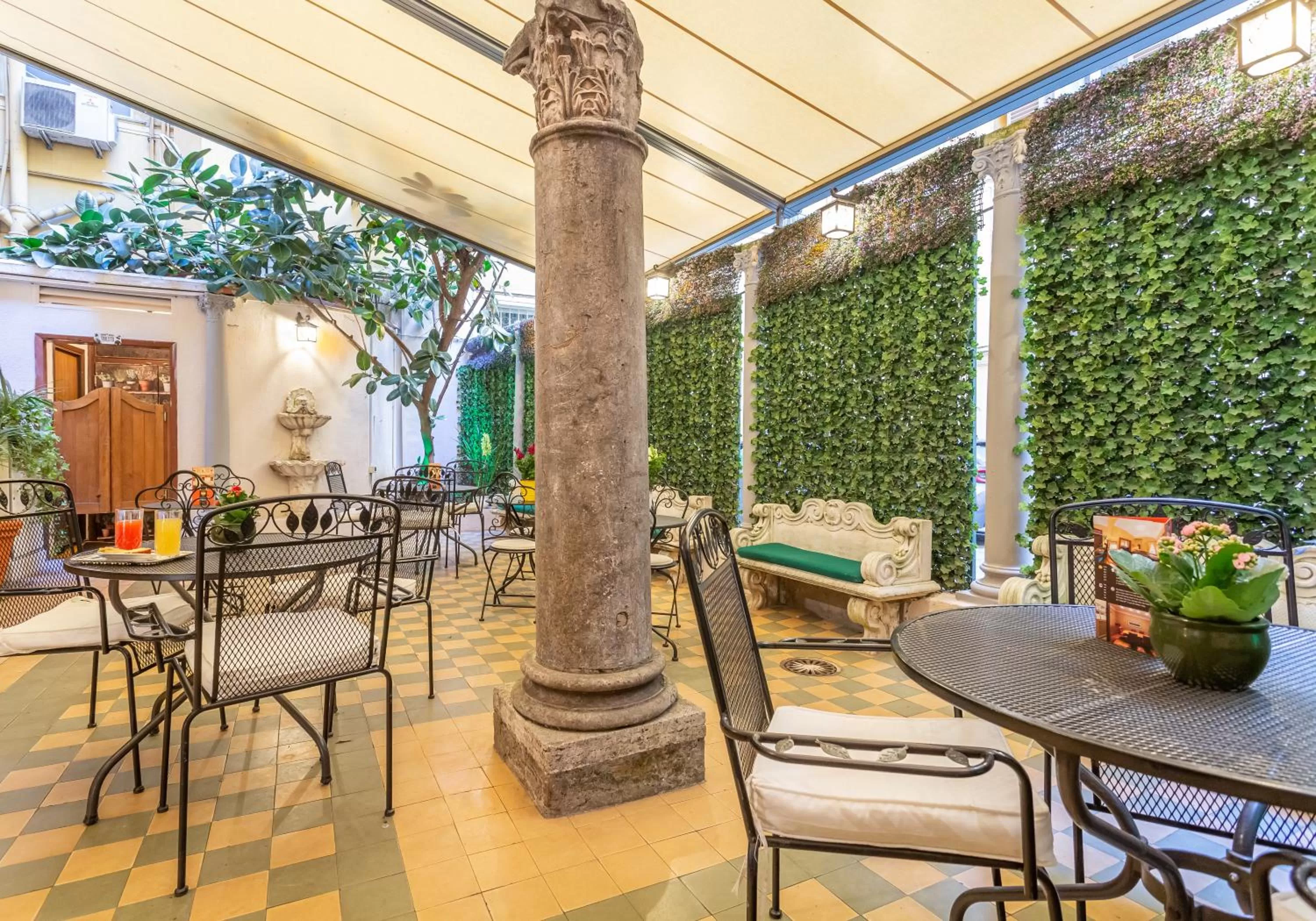 Patio in Hotel Medici