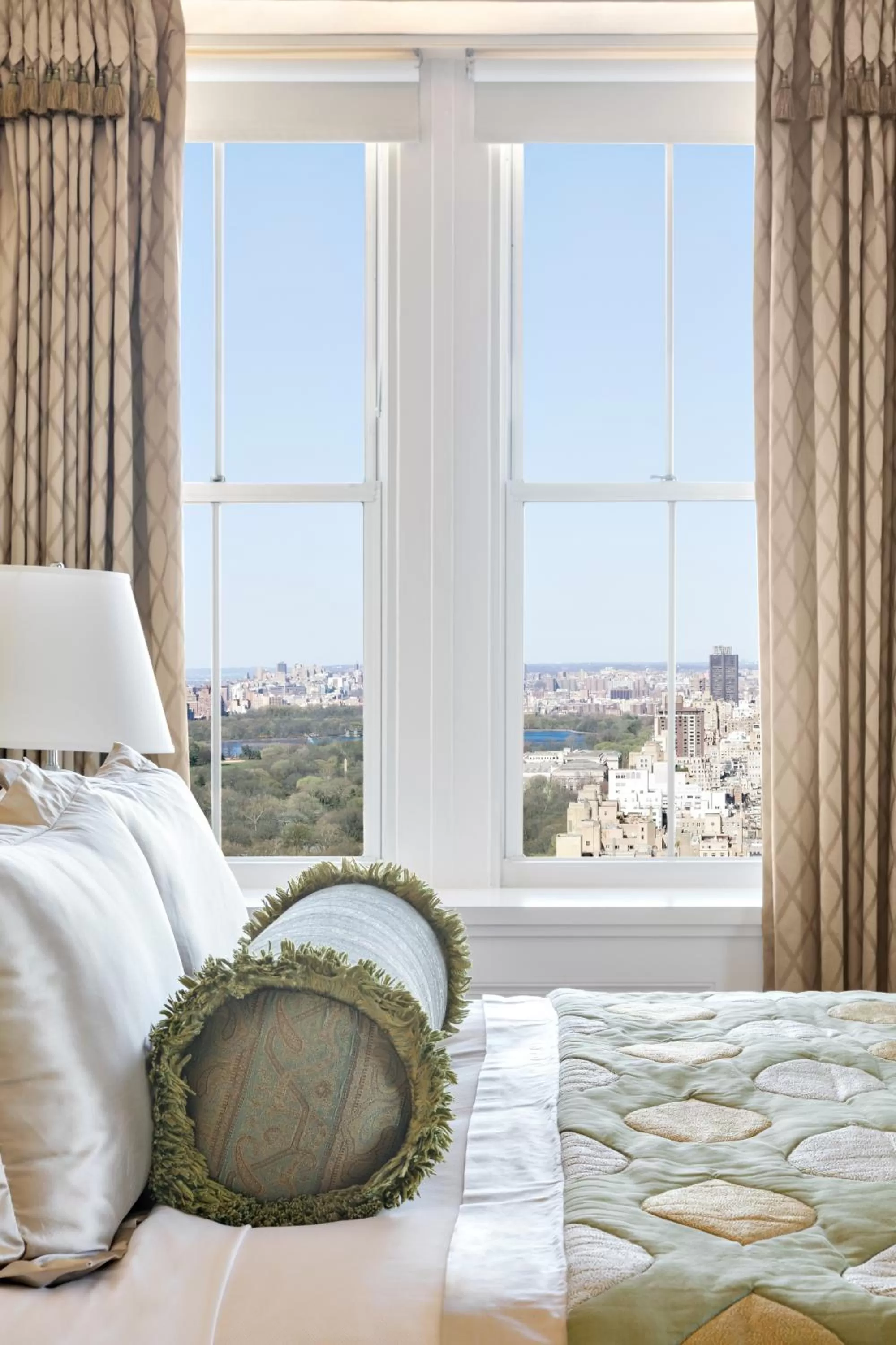 Bedroom, Bed in The Pierre, A Taj Hotel, New York