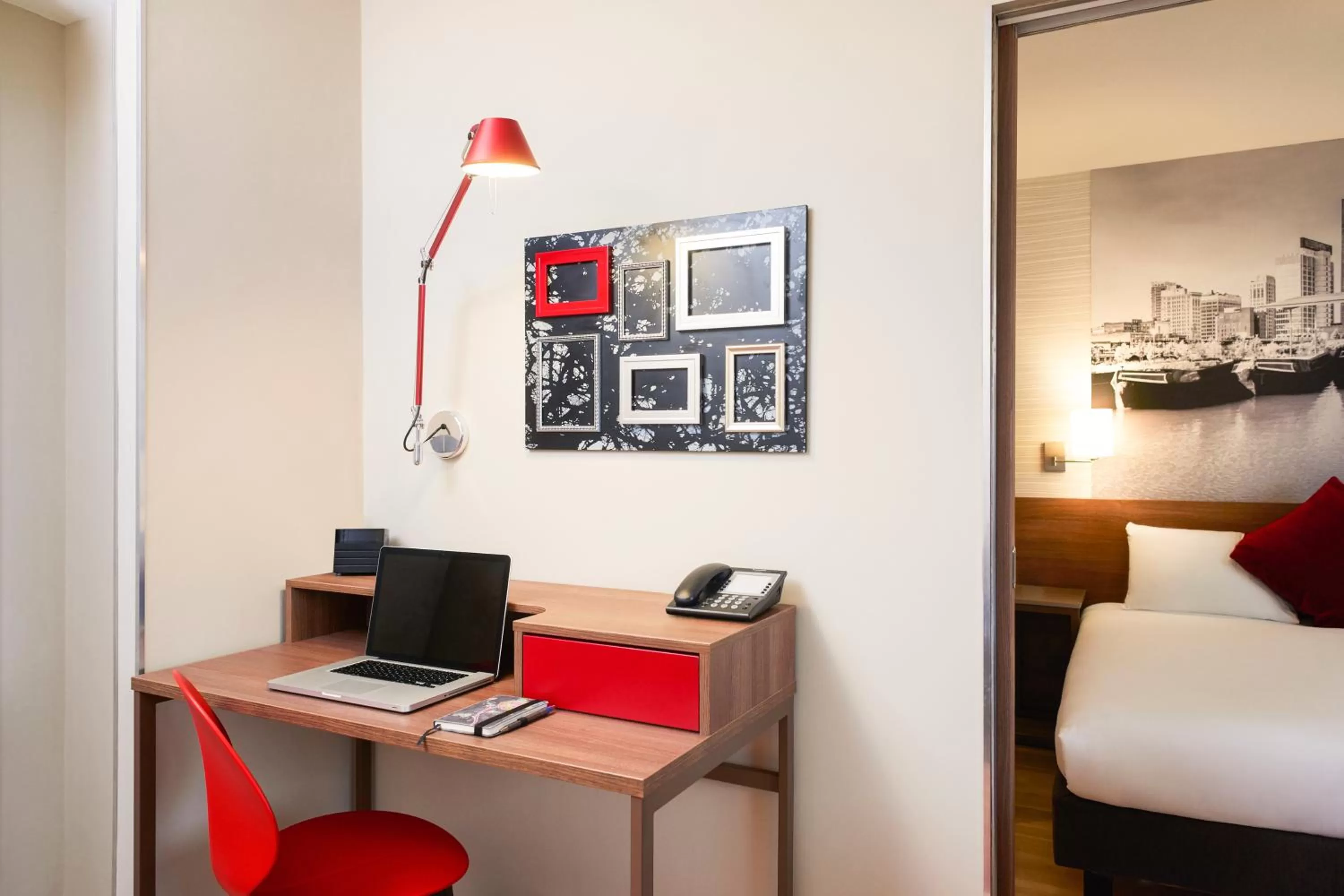 Seating area, Bed in Aparthotel Adagio Birmingham City Centre