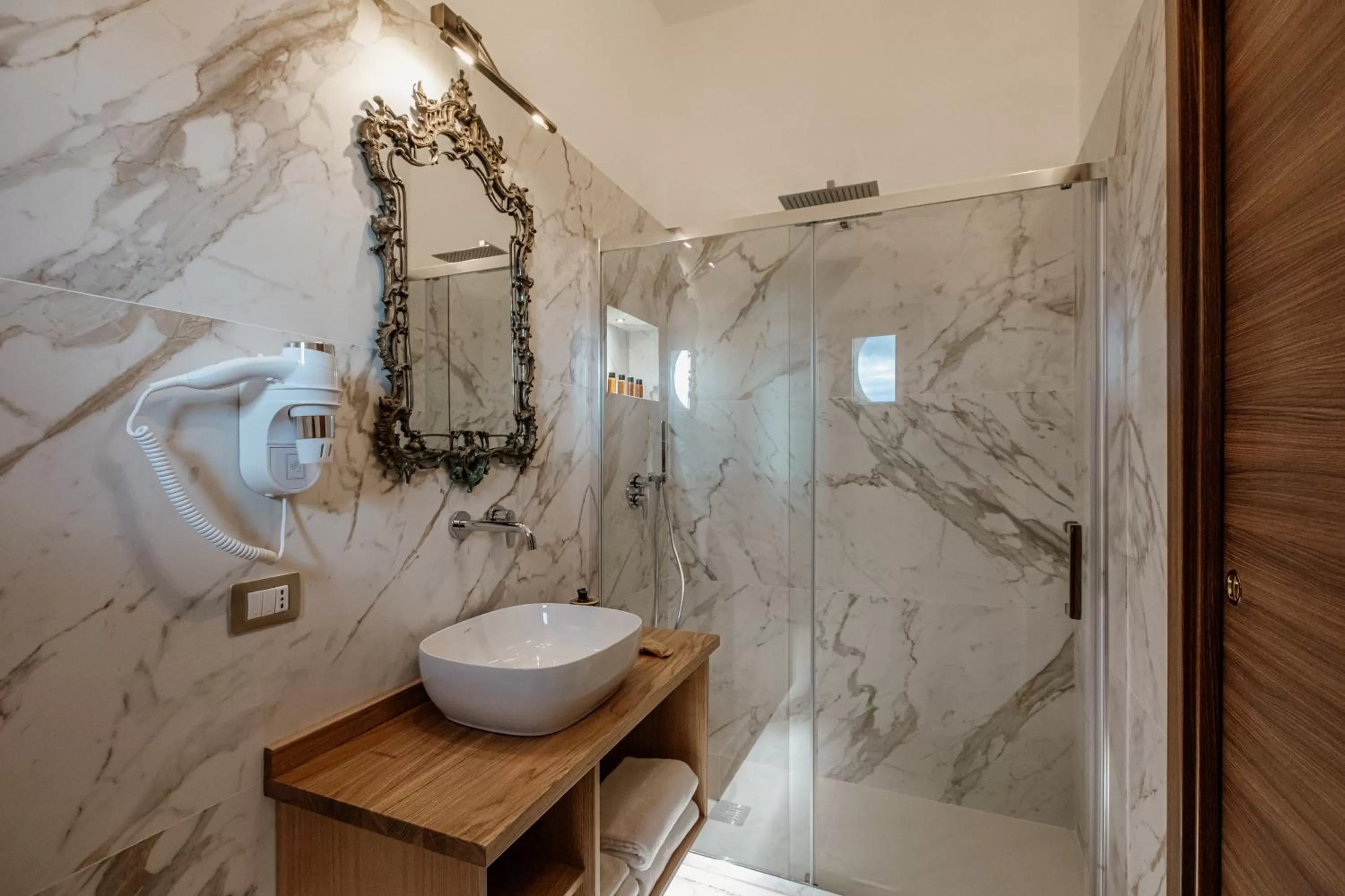 Bathroom in Palazzo Giunta - Porta Marina Ortigia