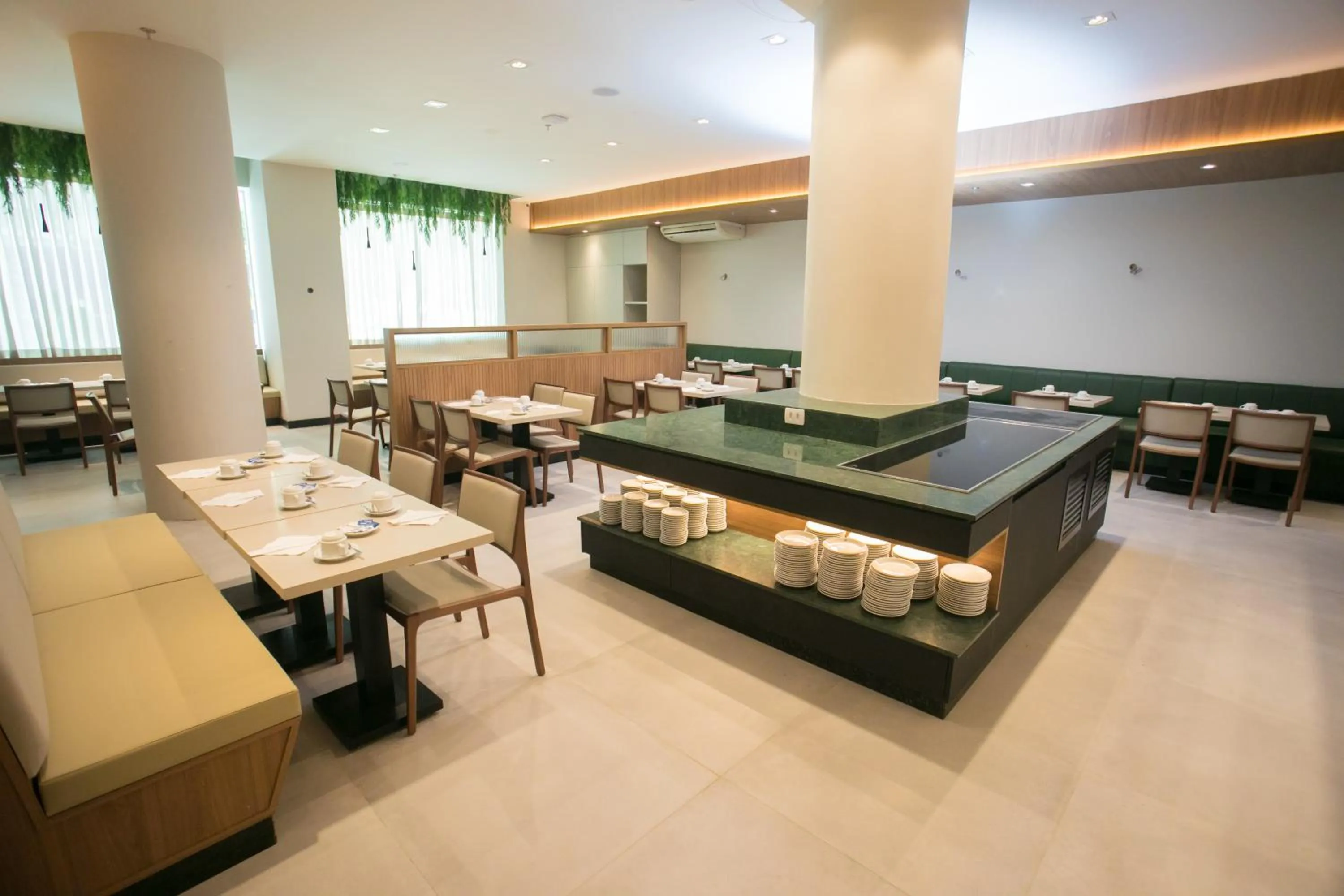 Restaurant/places to eat in Regency Park Hotel