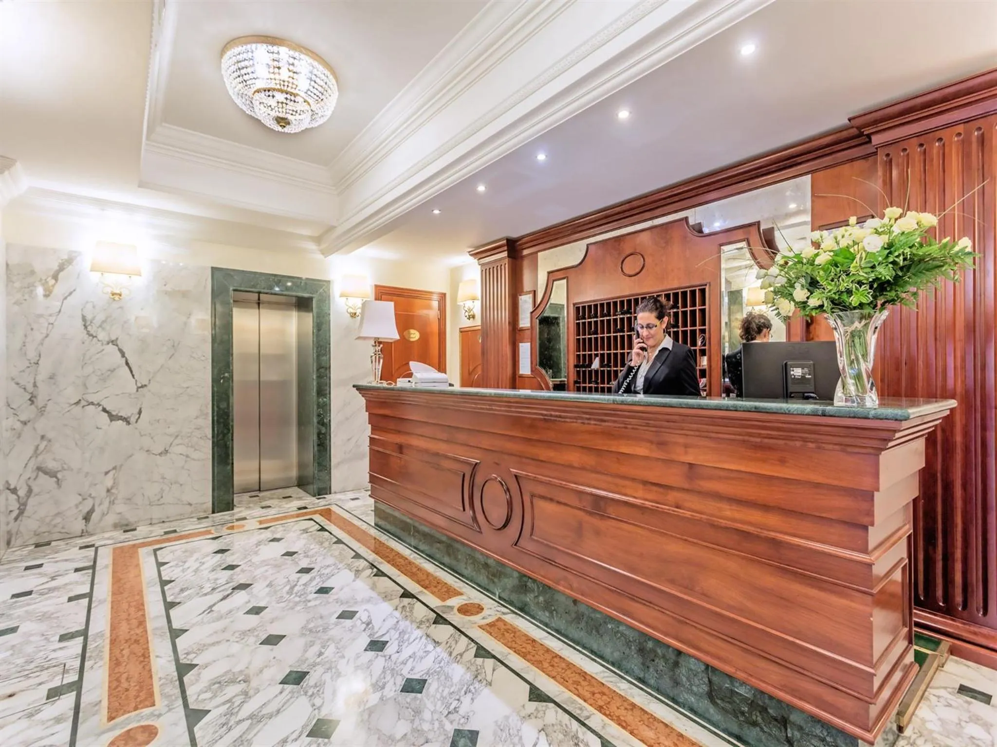 Lobby or reception in Raeli Hotel Regio