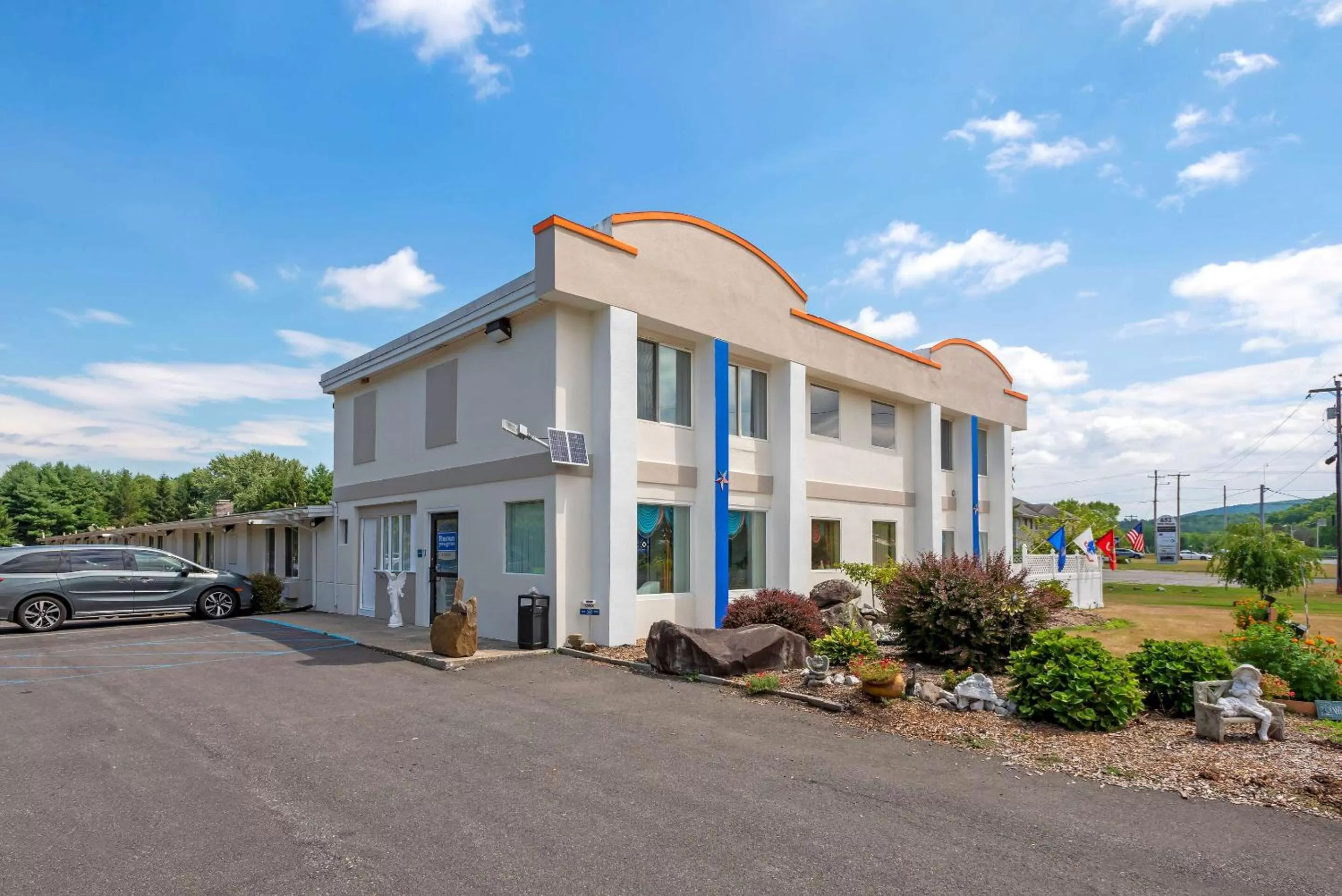 Property building in Rodeway Inn & Suites New Paltz - Hudson Valley
