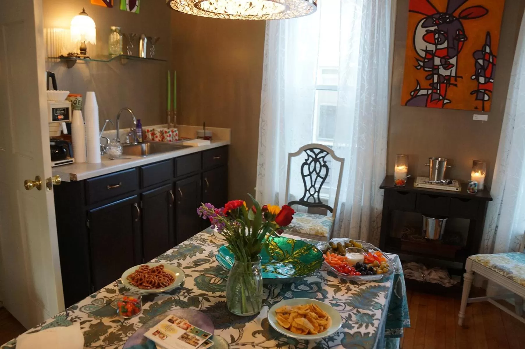 Kitchen/Kitchenette in The Muse Gallery Guesthouse