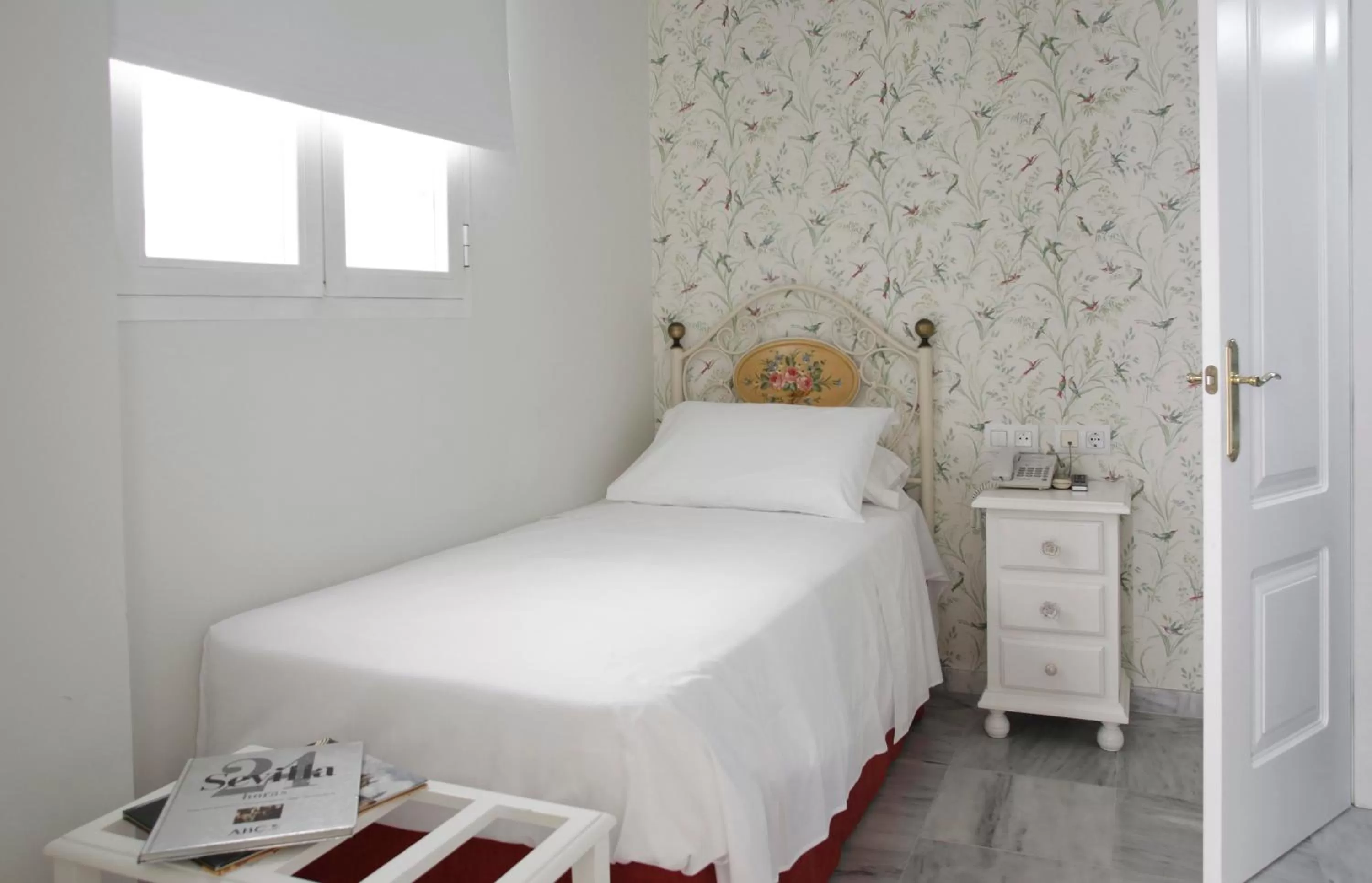 Bedroom, Bed in Basic Hotel Puerta de Sevilla