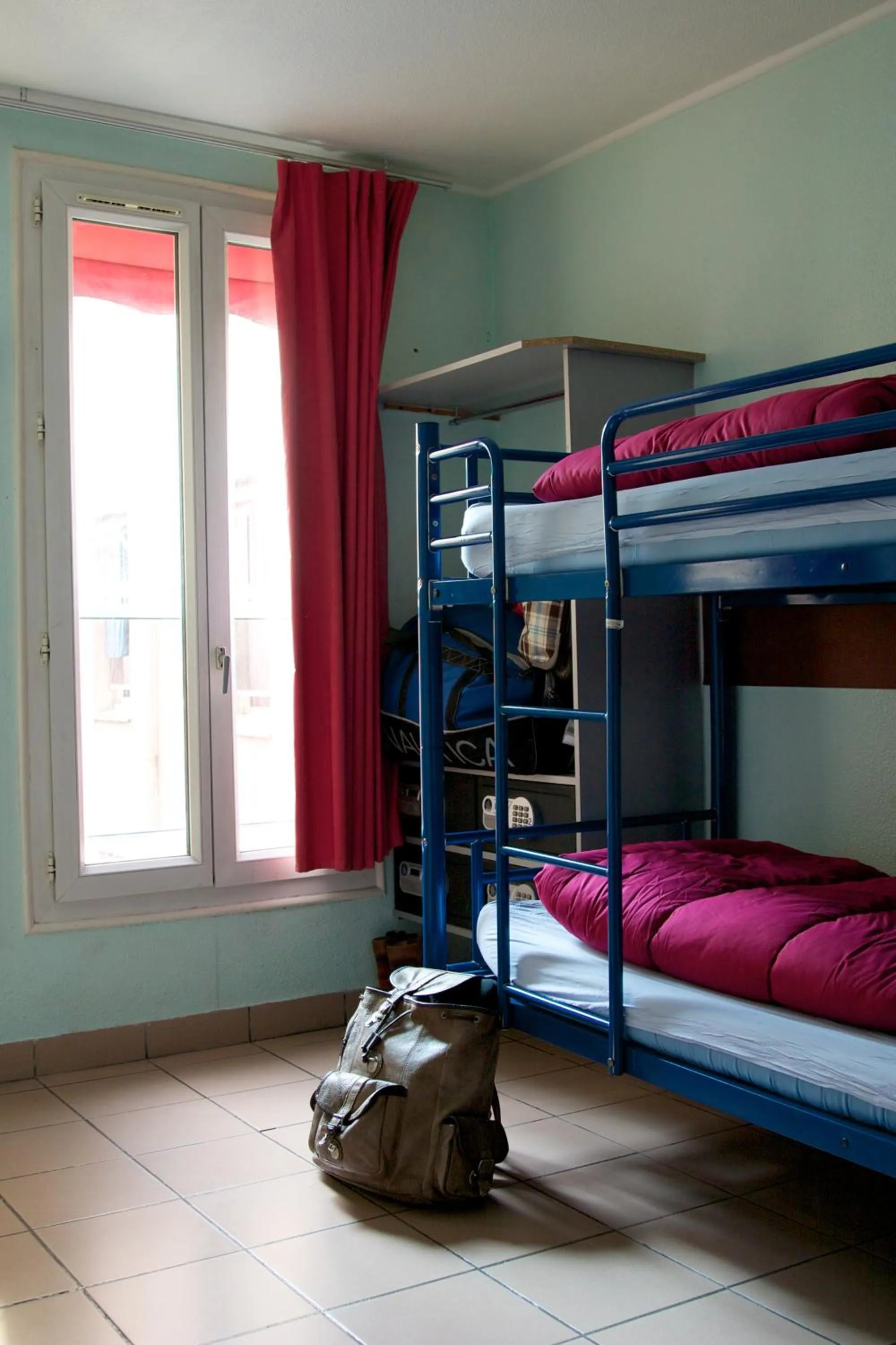 bunk bed, Bed in Auberge Internationale des Jeunes