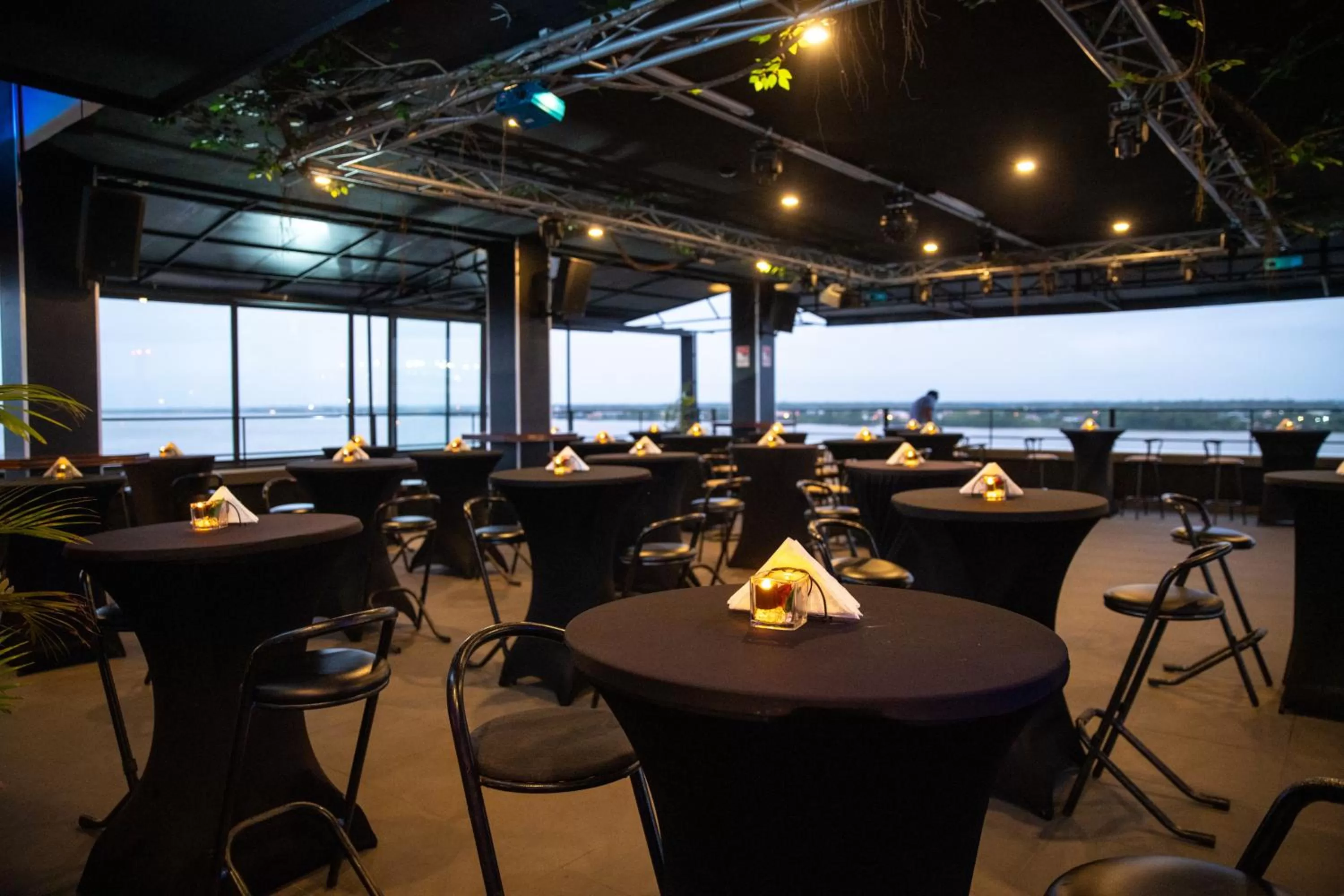 Restaurant/places to eat in Royal Breeze Paramaribo