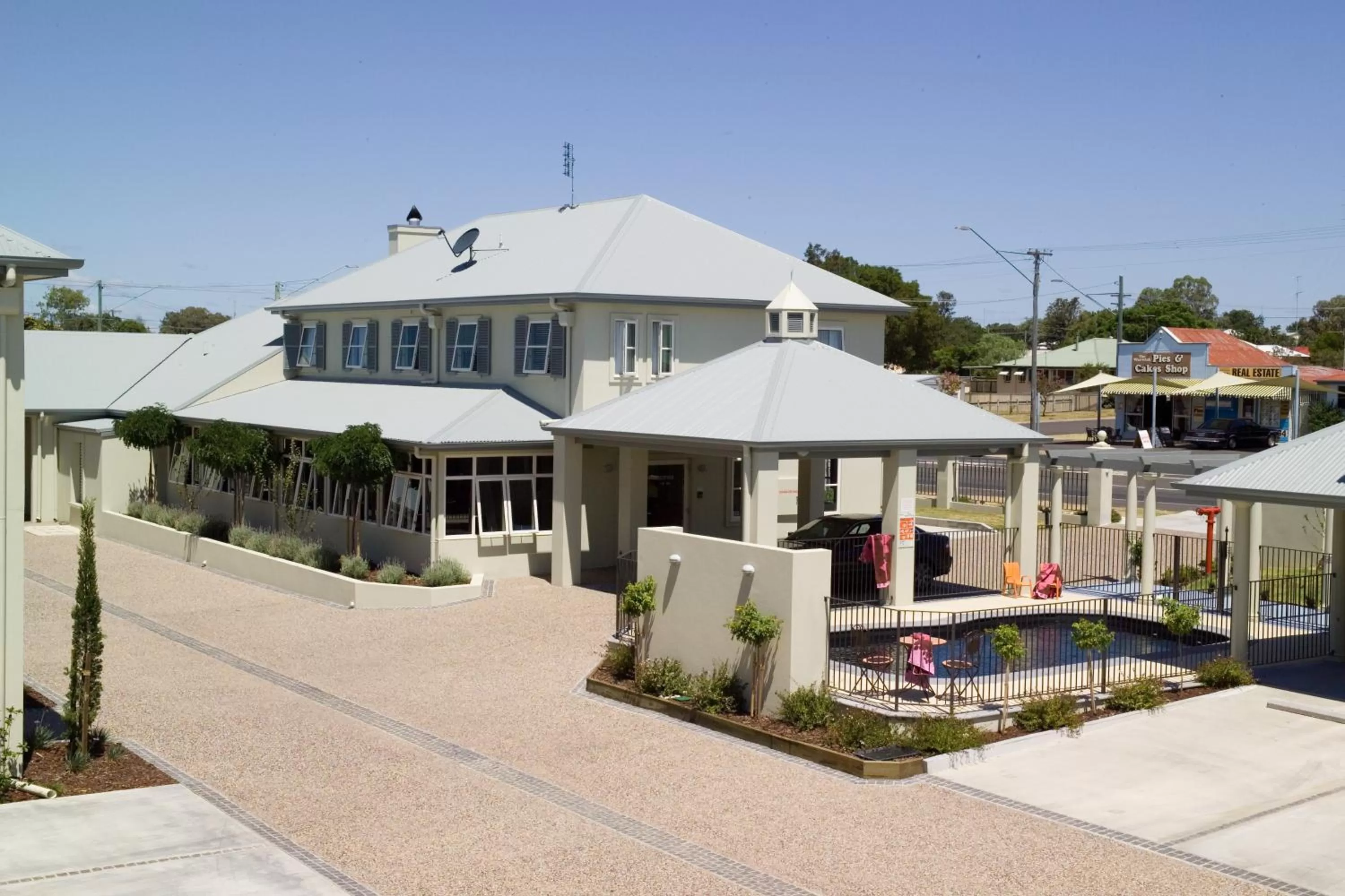 Property building in Coachmans Inn Warwick