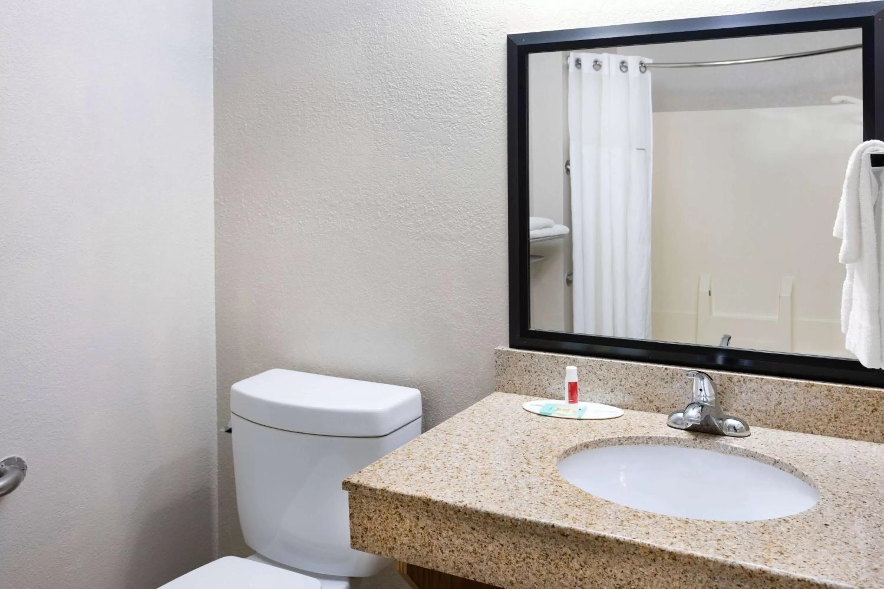 TV and multimedia in Baymont by Wyndham Beloit