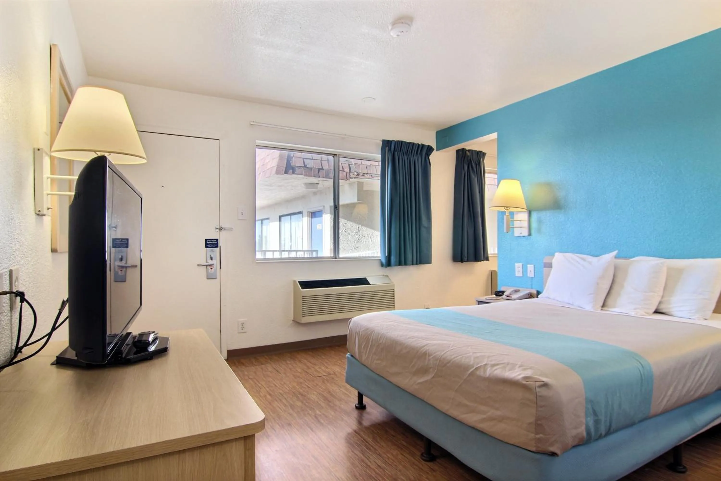 TV and multimedia, Bed in Motel 6-Lubbock, TX