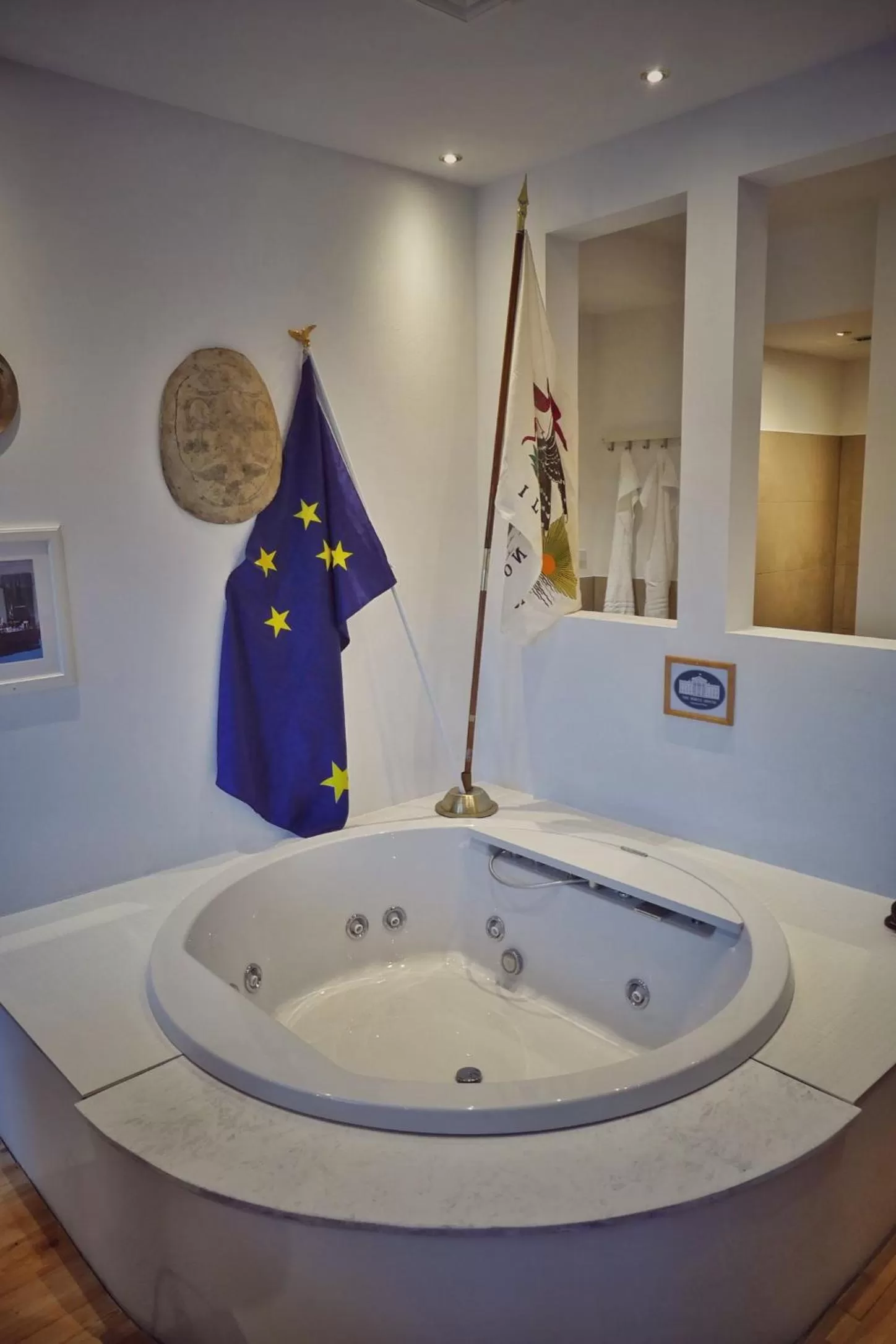 Hot Tub in Road Stop Mettmann