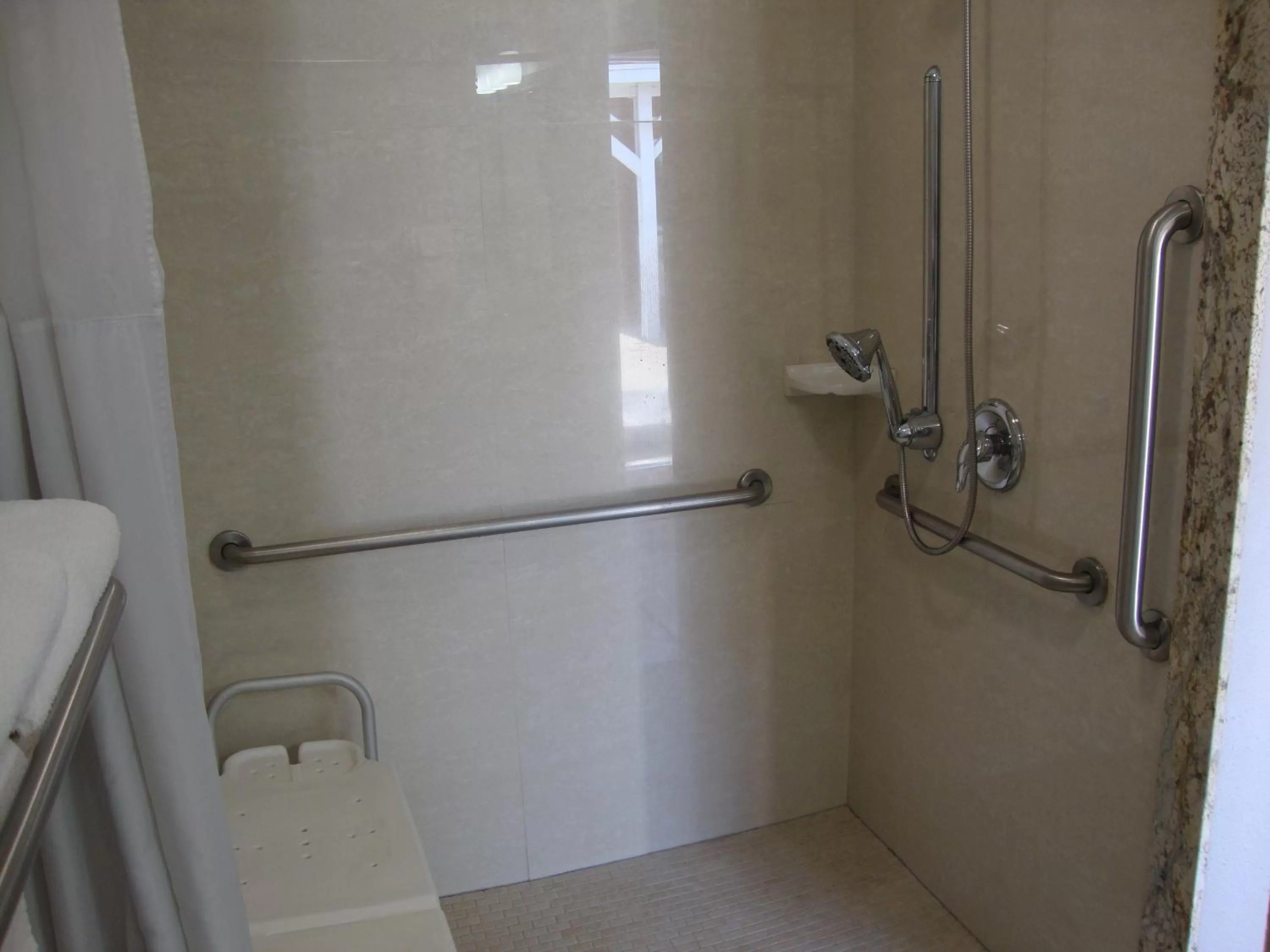 Bathroom in Oasis Inn Sacramento- Elk Grove