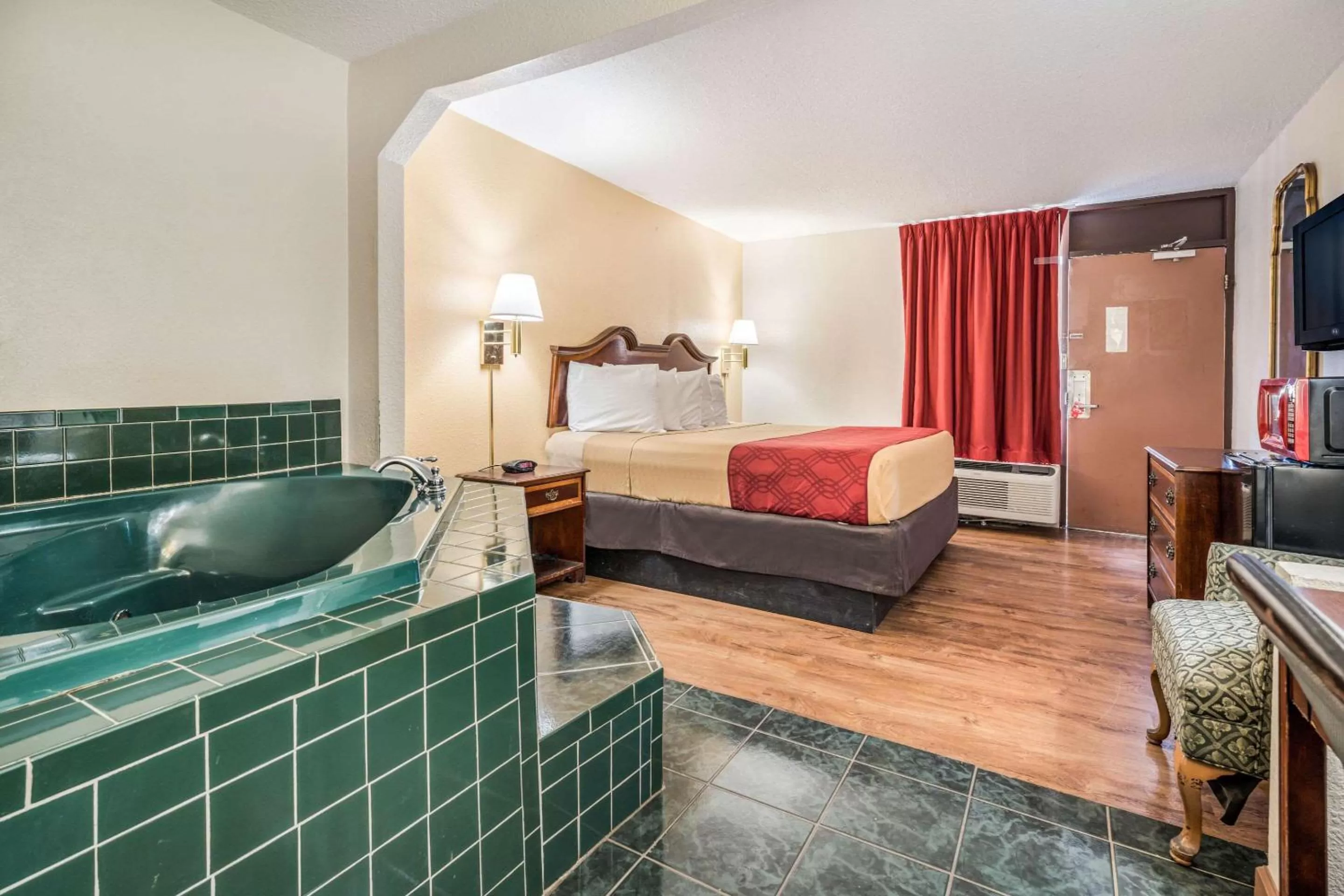 Photo of the whole room, Bed in Econo Lodge Inn & Suites Macon West