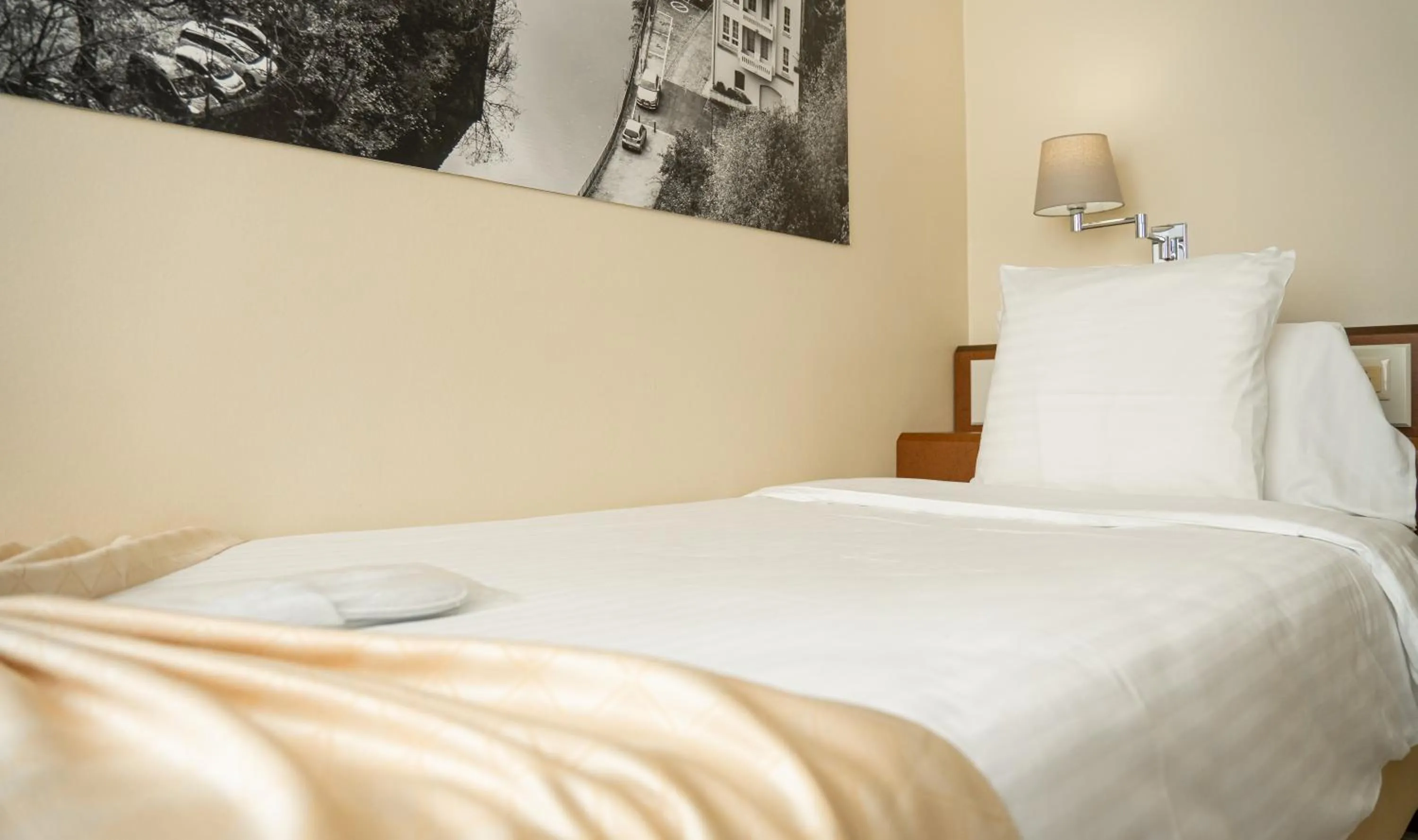 Property building, Bed in Best Western Plus Grand Hotel Victor Hugo