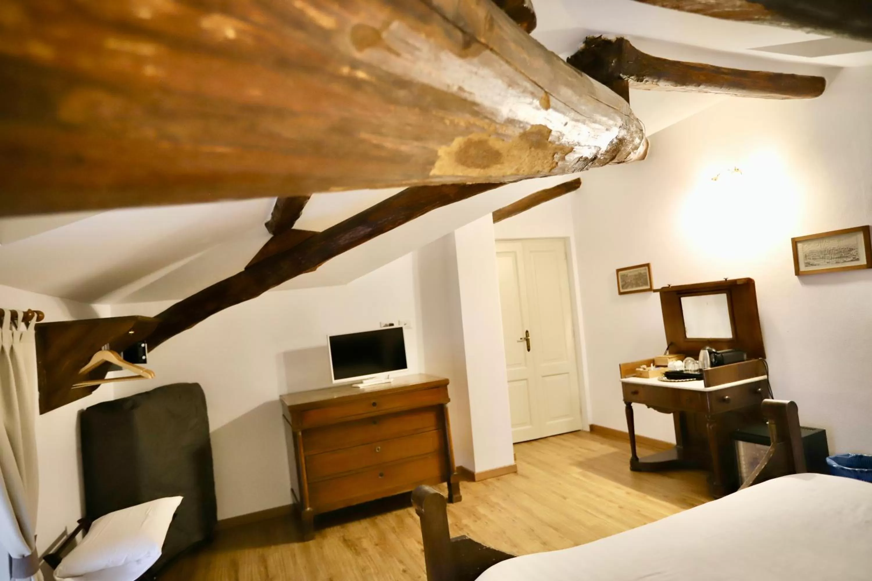 Photo of the whole room, Bed in La Villa del Lago