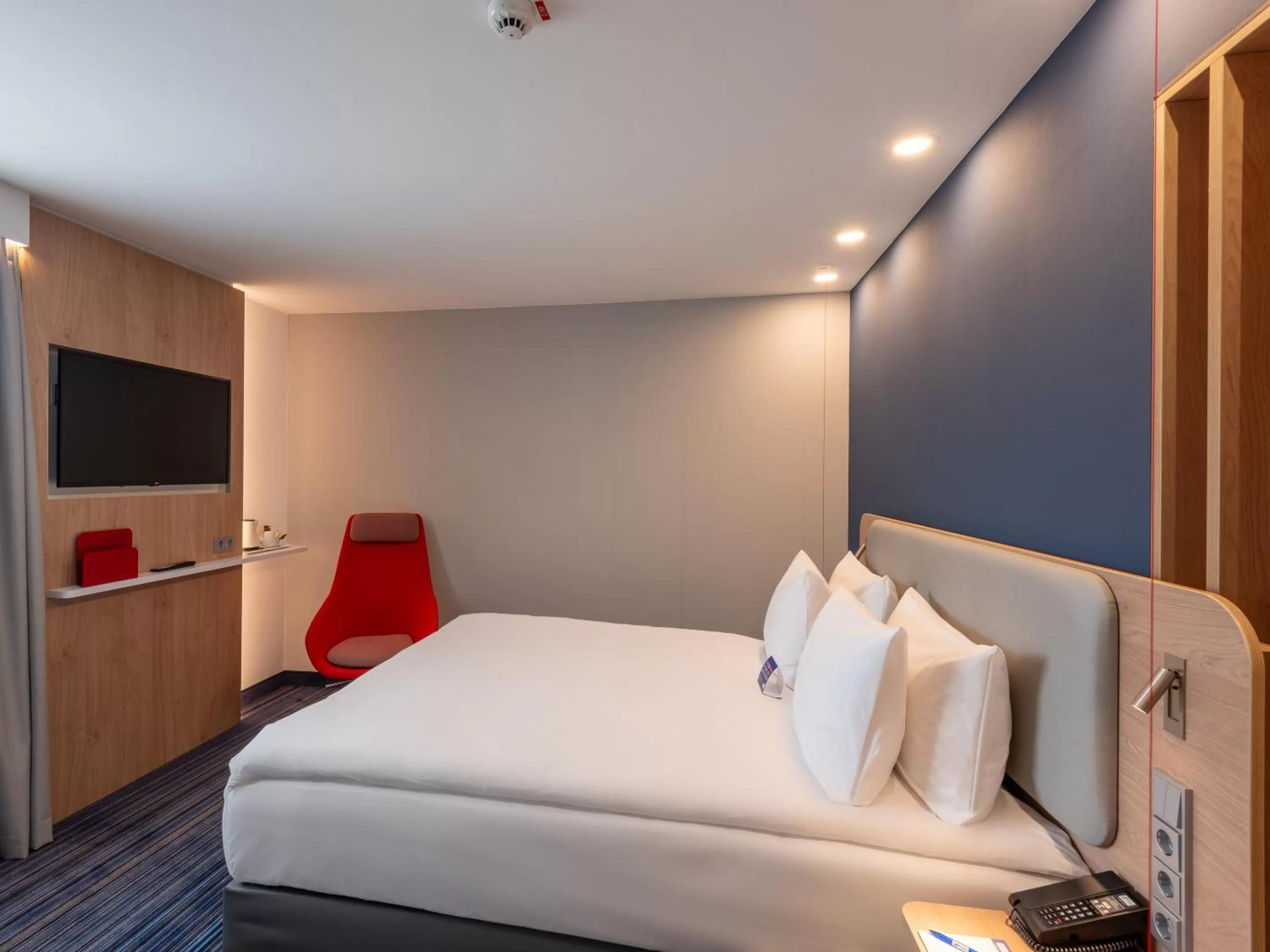 TV and multimedia, Bed in Holiday Inn Express - Hamburg South A7-AS42 by IHG