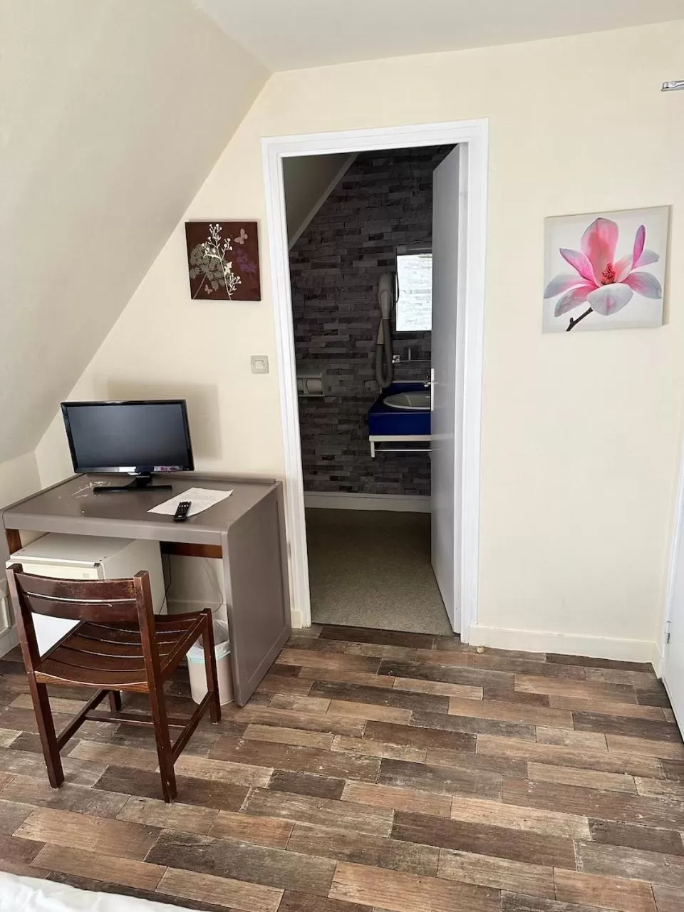 TV/Entertainment Center in Chez LOUISETTE chambre